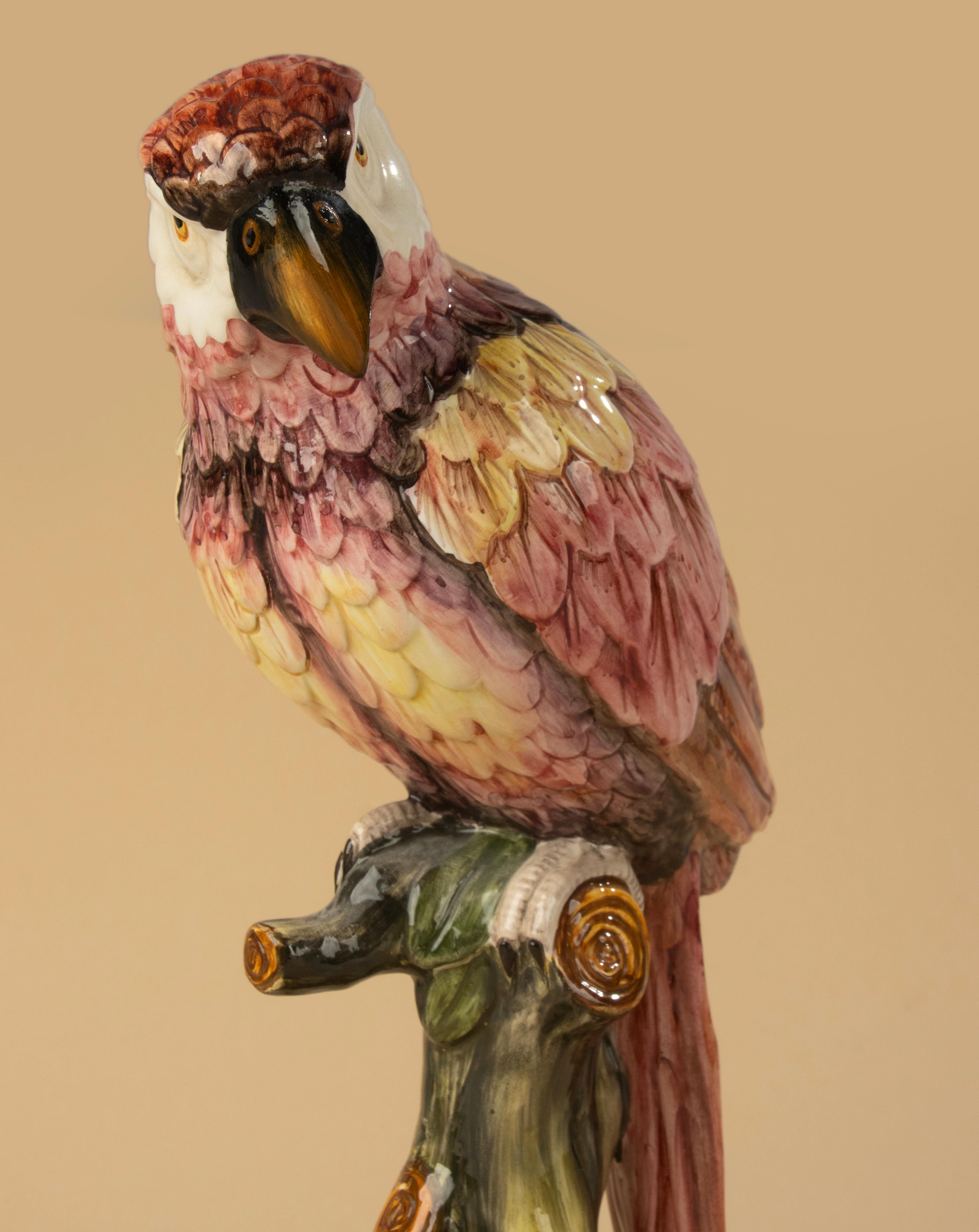 Fatto a mano Scultura in ceramica di metà secolo raffigurante un pappagallo - Ronzan Made in Italy in vendita