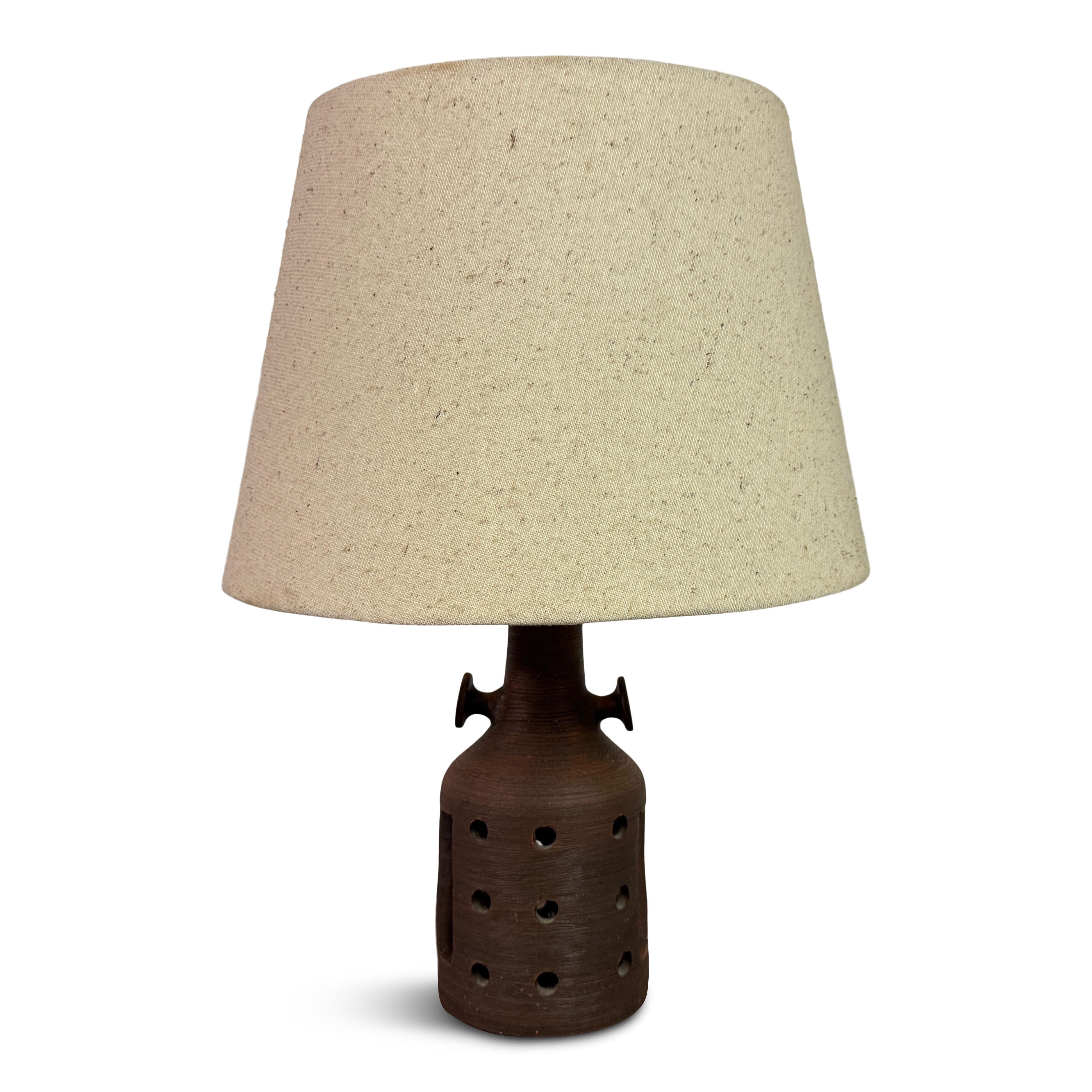 Keramik-Tischlampe aus der Mitte des Jahrhunderts, Continental, 1960er Jahre


Eine skulpturale Keramik-Tischlampe aus der Mitte des Jahrhunderts, Continental, aus den 1960er Jahren. Der zylindrische Körper ist von einem rhythmischen Muster
