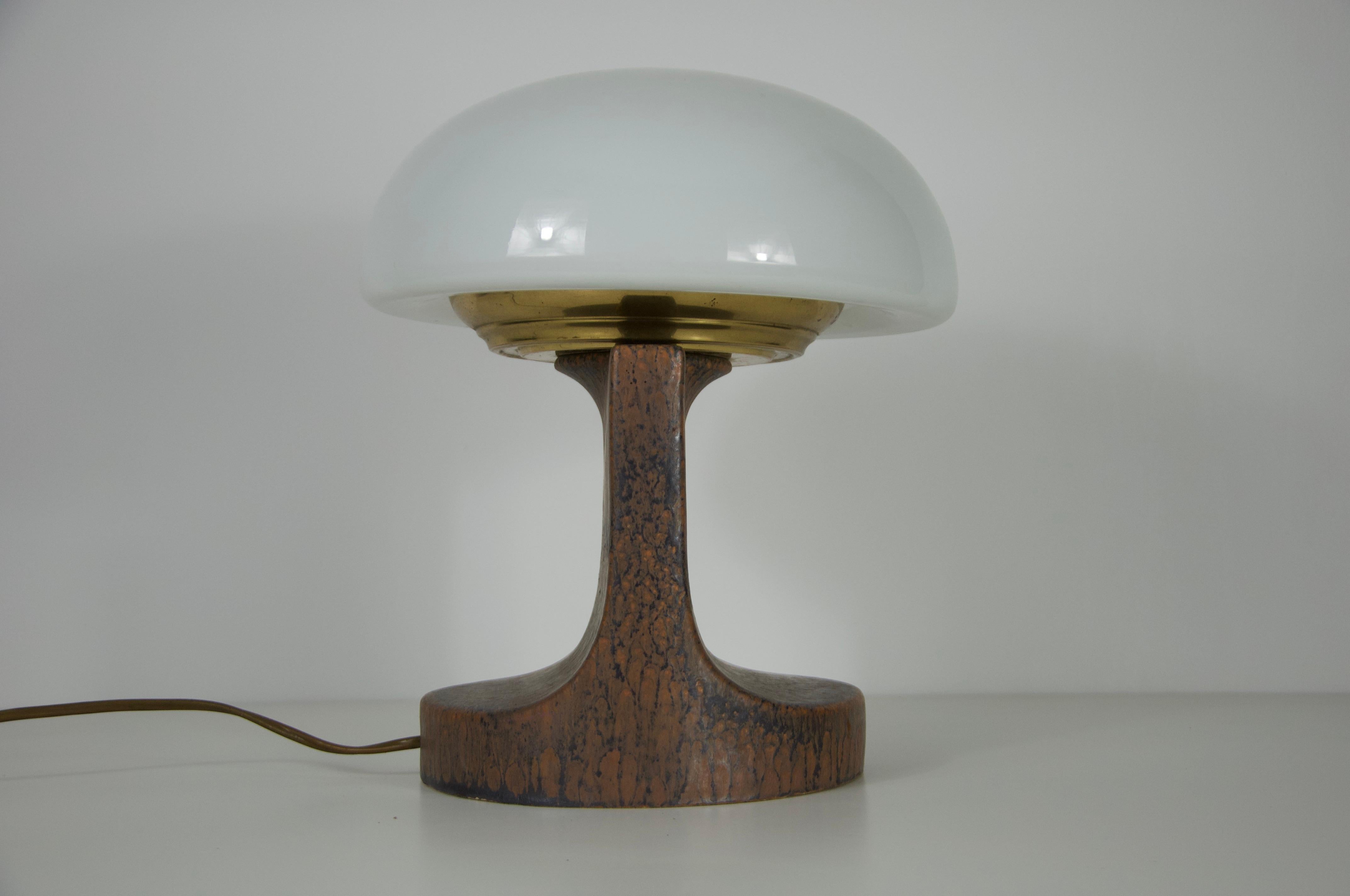 Metà XX secolo Lampada da tavolo in ceramica del Medioevo, anni '60, Italia in vendita