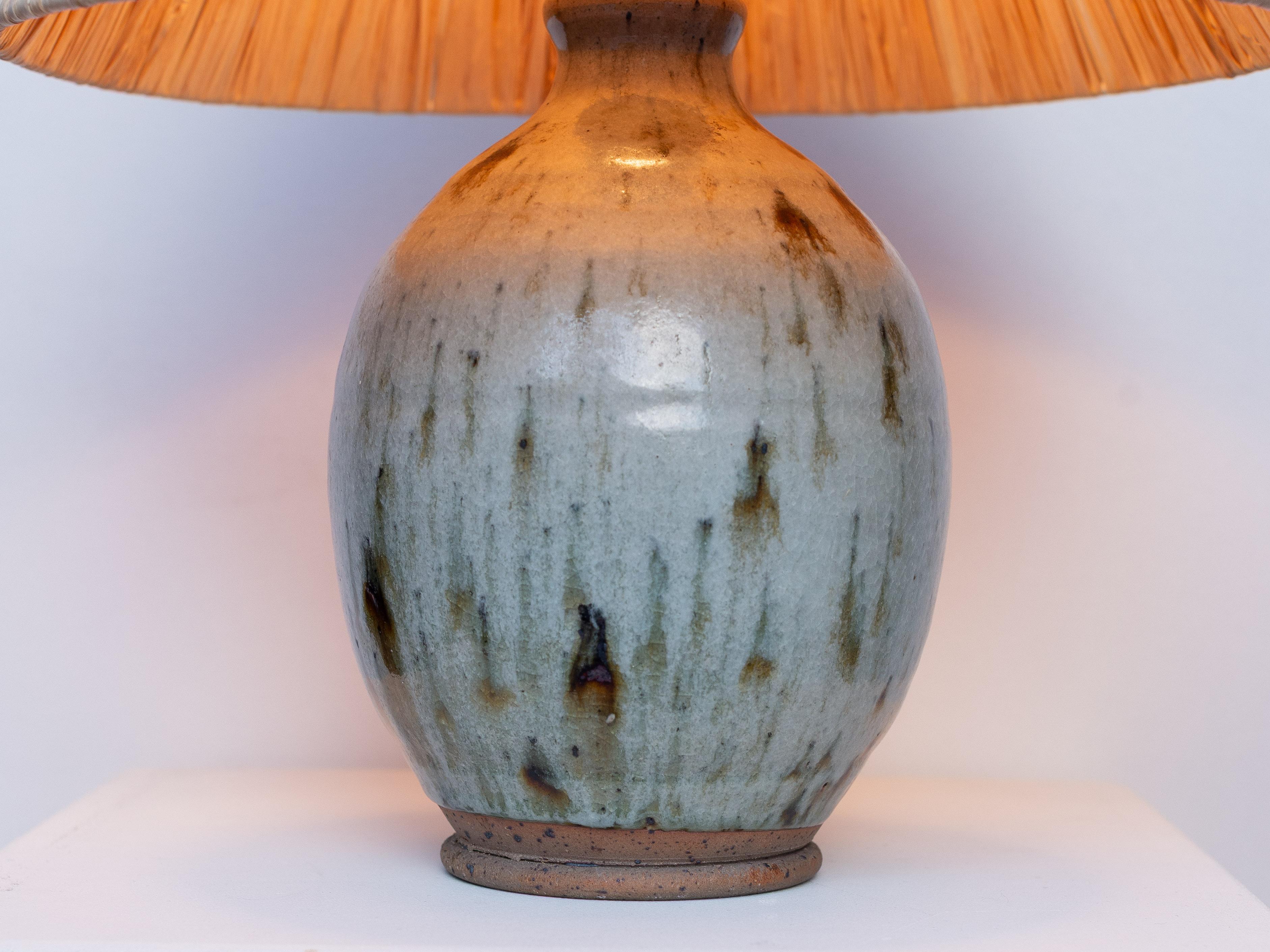 Lampada da tavolo in ceramica di metà secolo - Lampada con smalto blu e verde e rafia - Francia anni '60 in vendita 2