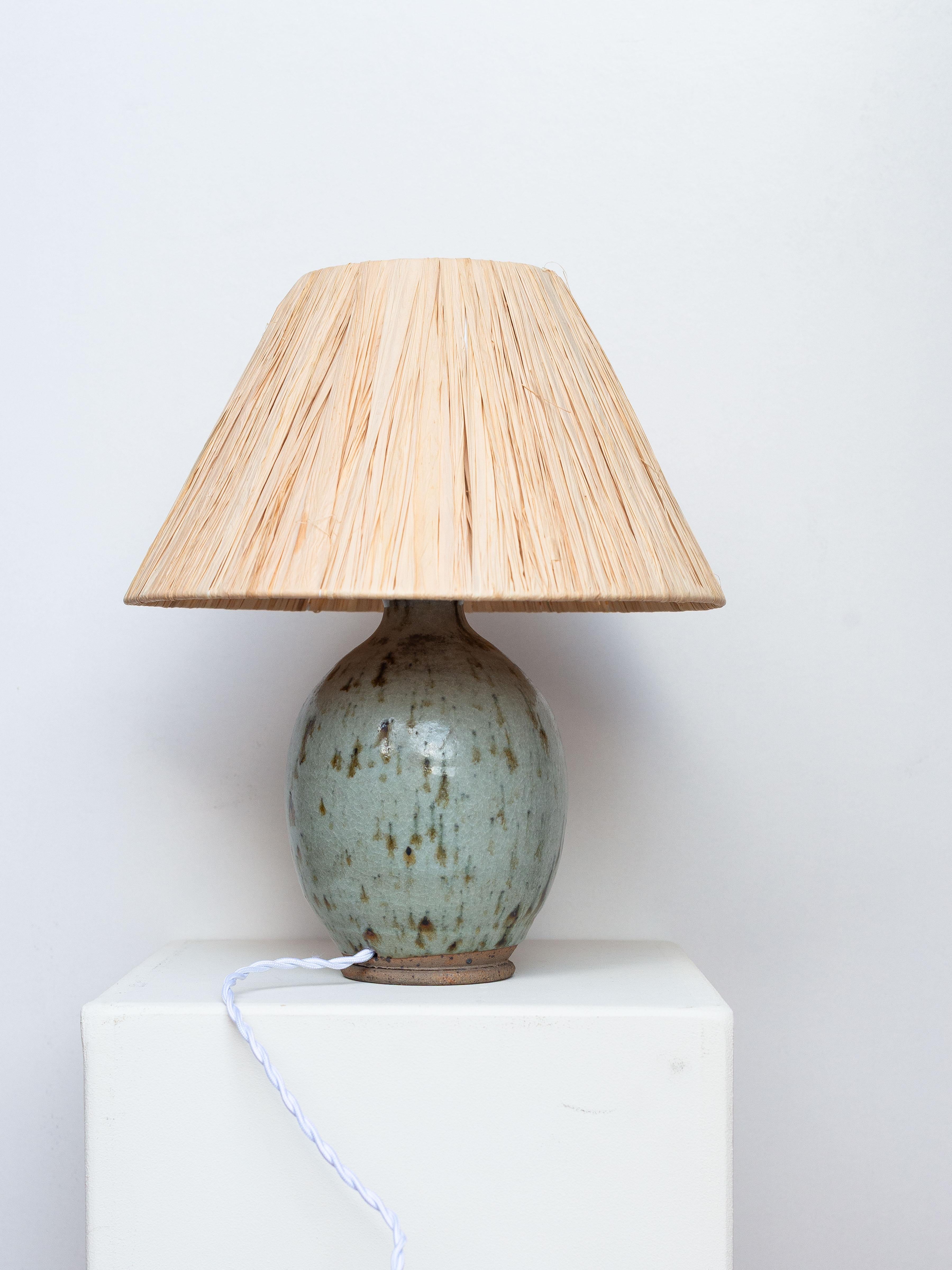 Lampada da tavolo in ceramica di metà secolo - Lampada con smalto blu e verde e rafia - Francia anni '60 in vendita 3