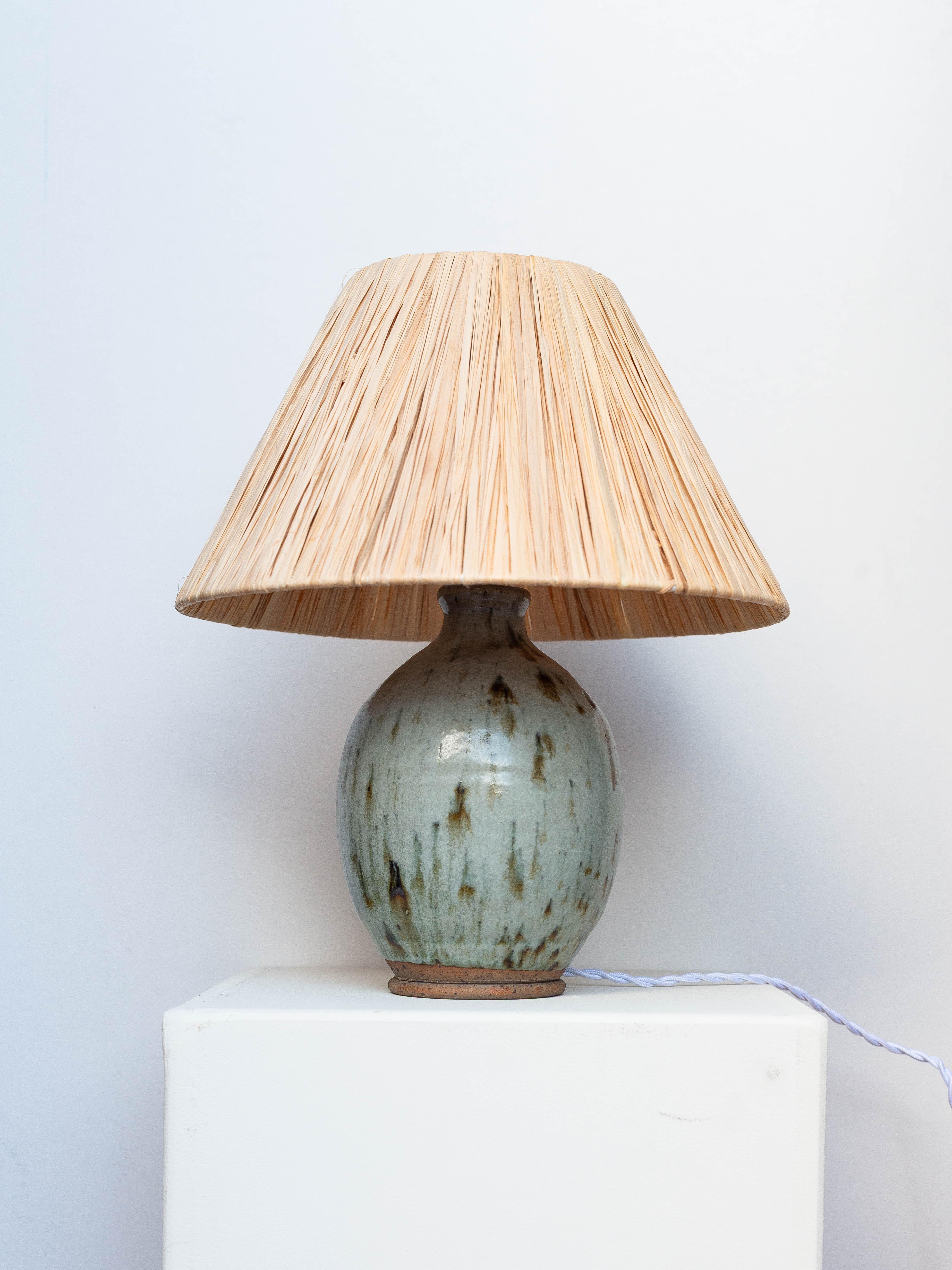 Lampada da tavolo in ceramica di metà secolo - Lampada con smalto blu e verde e rafia - Francia anni '60 in vendita 4