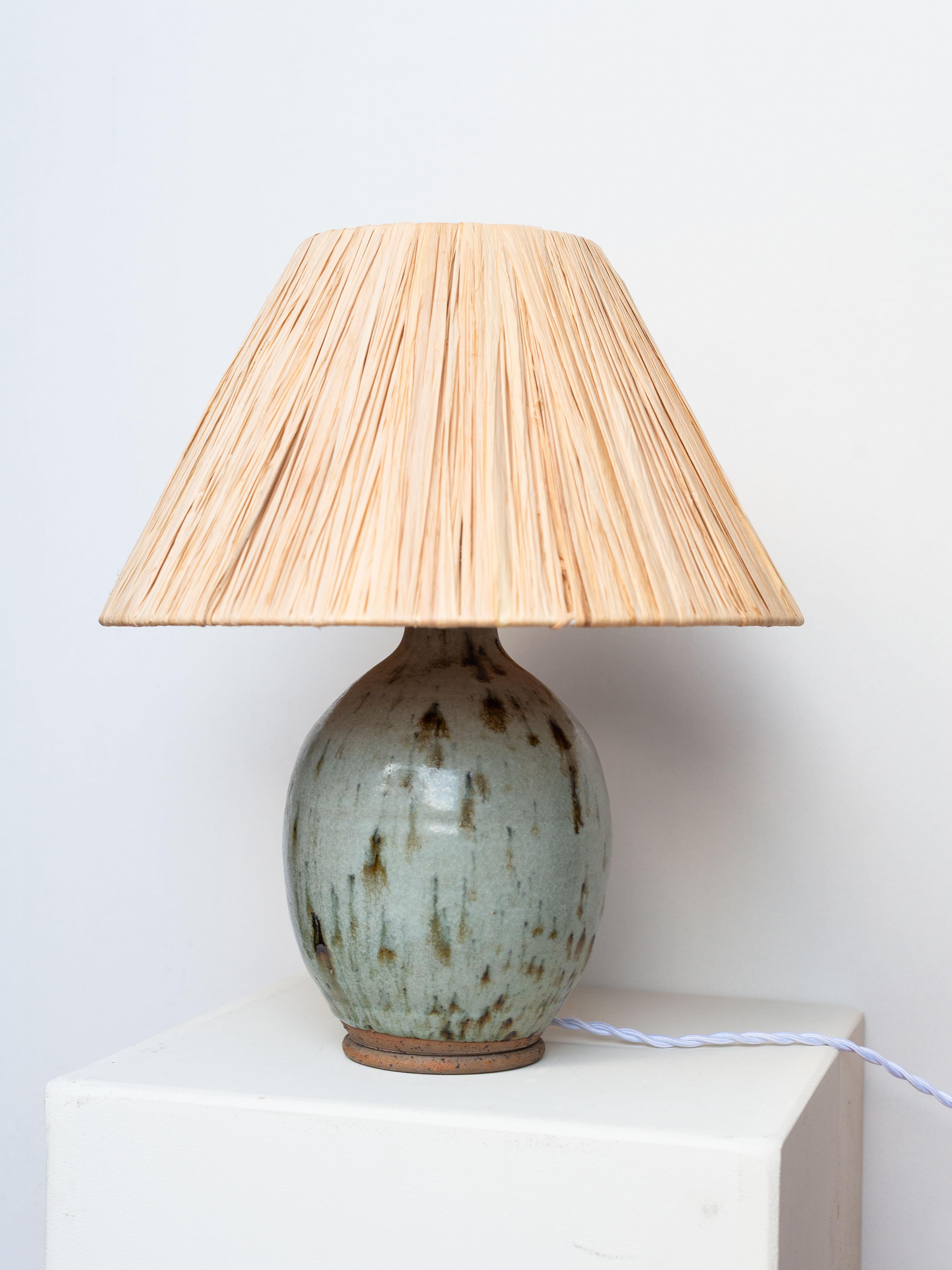 Lampada da tavolo in ceramica di metà secolo - Lampada con smalto blu e verde e rafia - Francia anni '60 in vendita 5