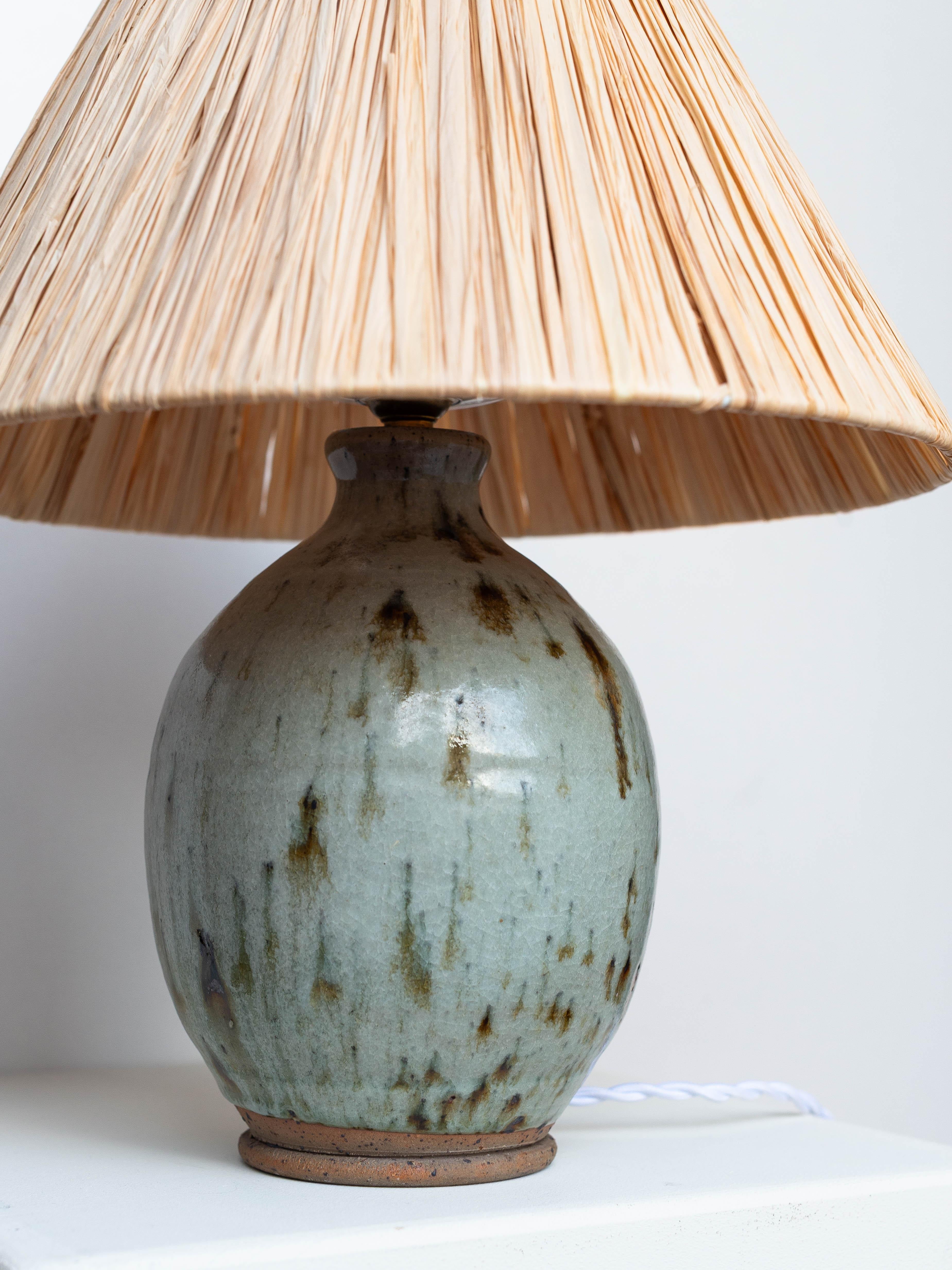 Lampada da tavolo in ceramica di metà secolo - Lampada con smalto blu e verde e rafia - Francia anni '60 in vendita 6