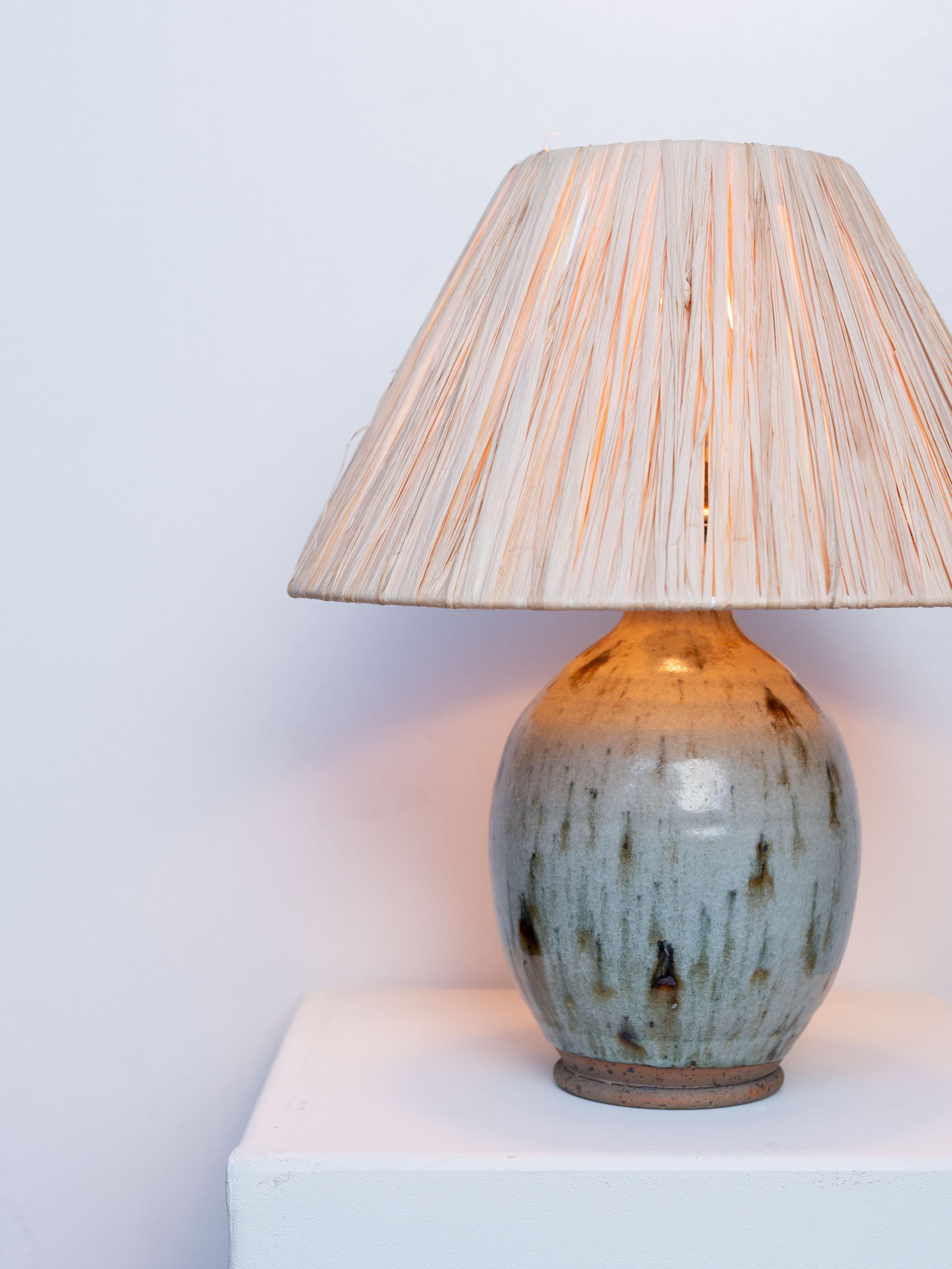 Lampada da tavolo in ceramica di metà secolo - Lampada con smalto blu e verde e rafia - Francia anni '60 in vendita 7