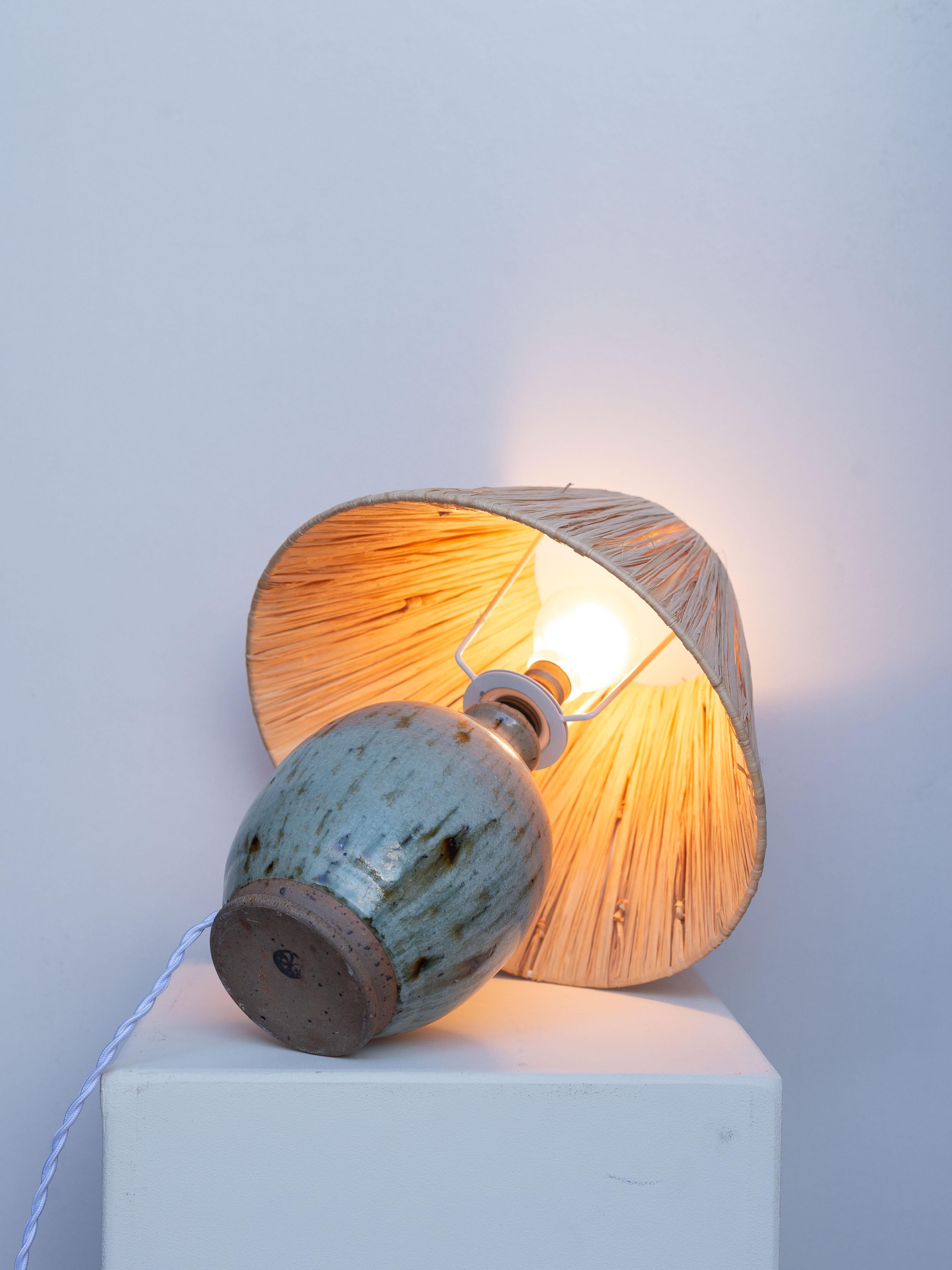 Lampada da tavolo in ceramica di metà secolo - Lampada con smalto blu e verde e rafia - Francia anni '60 in vendita 8