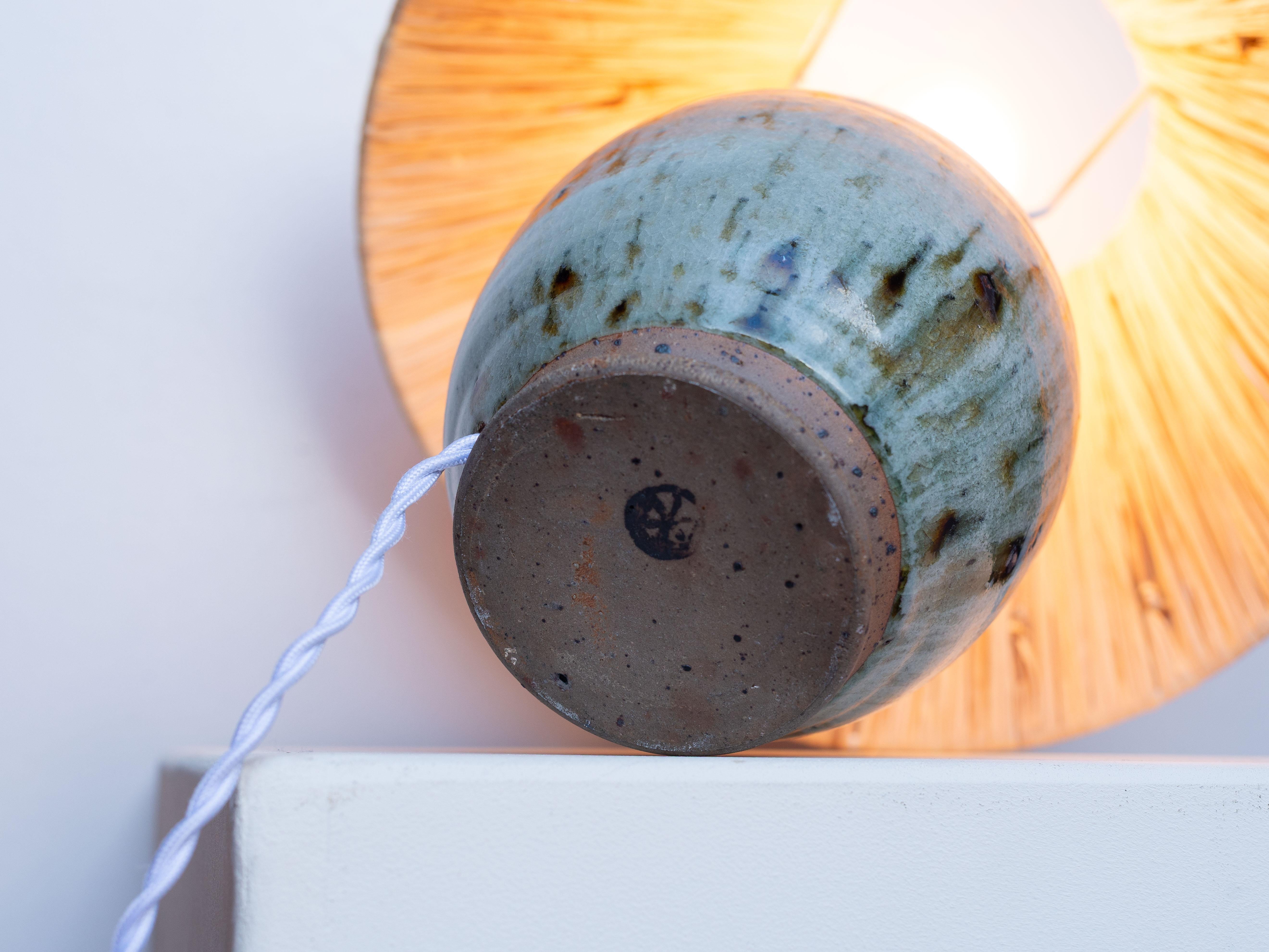 Lampada da tavolo in ceramica di metà secolo - Lampada con smalto blu e verde e rafia - Francia anni '60 in vendita 9