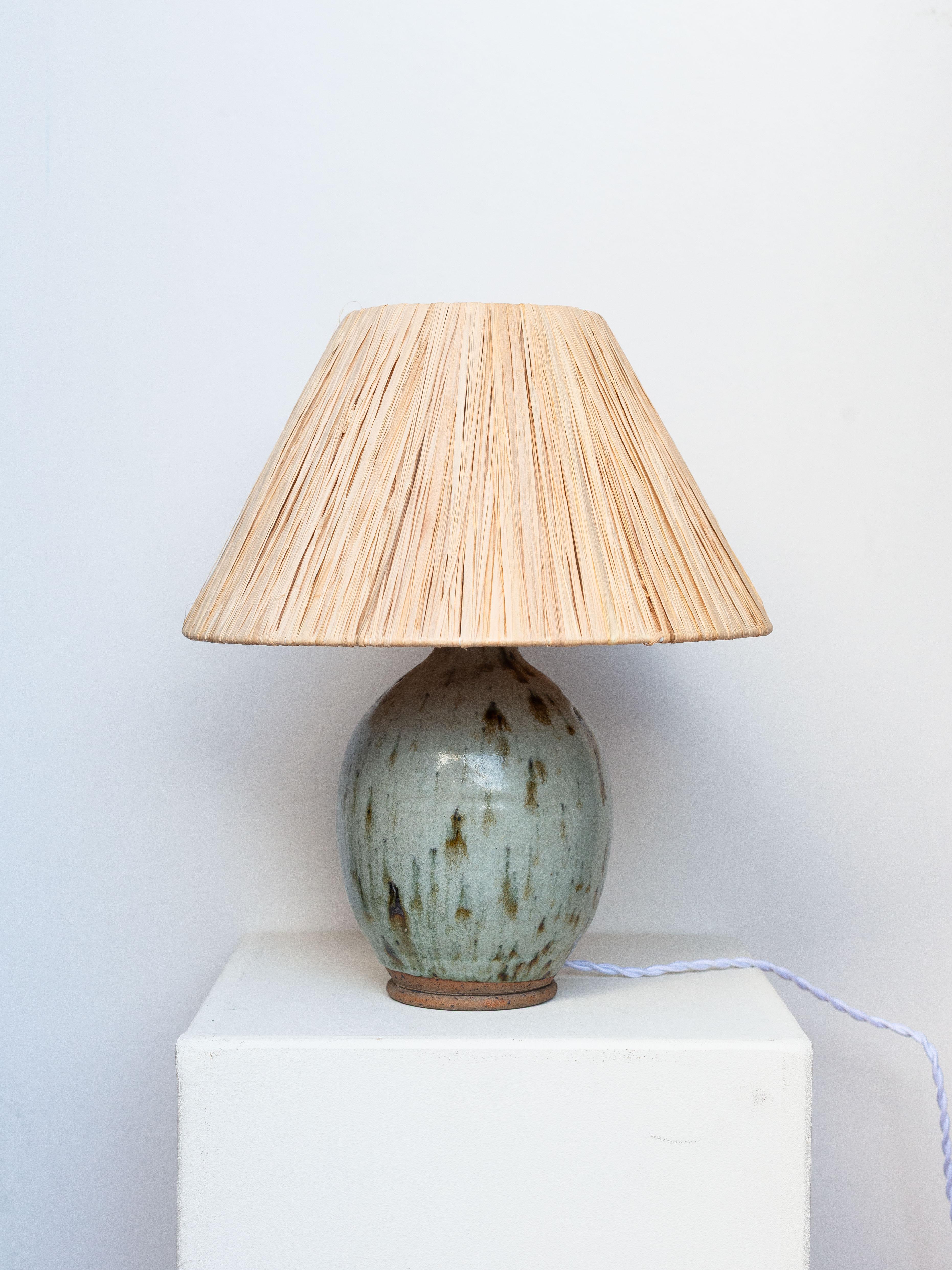 Lampada da tavolo in ceramica di metà secolo - Lampada con smalto blu e verde e rafia - Francia anni '60

Lavoro artigianale francese degli anni '60. Base in argilla ornata con smalto di pirite blu-verde (la pirite è una tecnica che dà l'effetto di