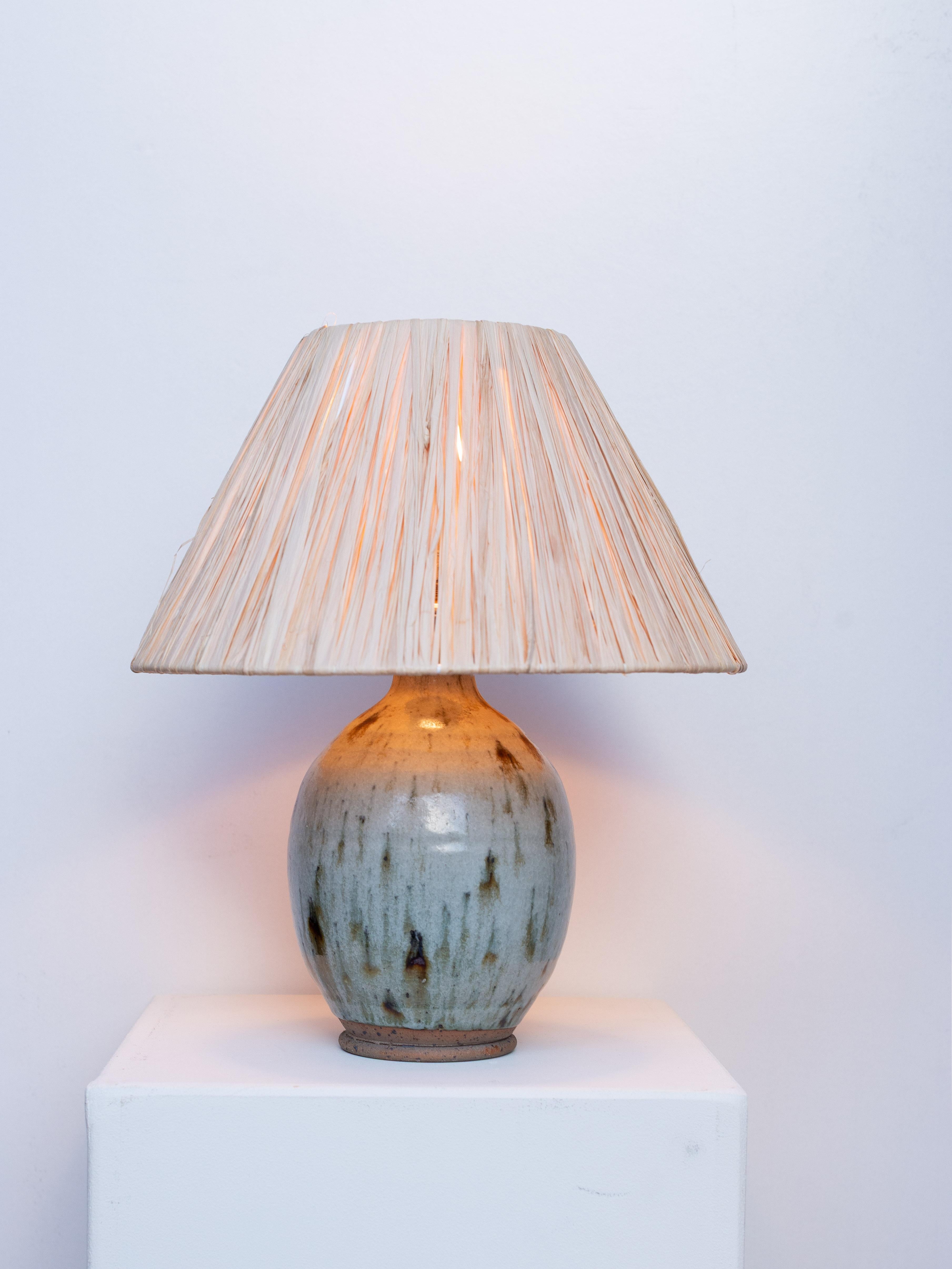 Mid-Century moderno Lampada da tavolo in ceramica di metà secolo - Lampada con smalto blu e verde e rafia - Francia anni '60 in vendita