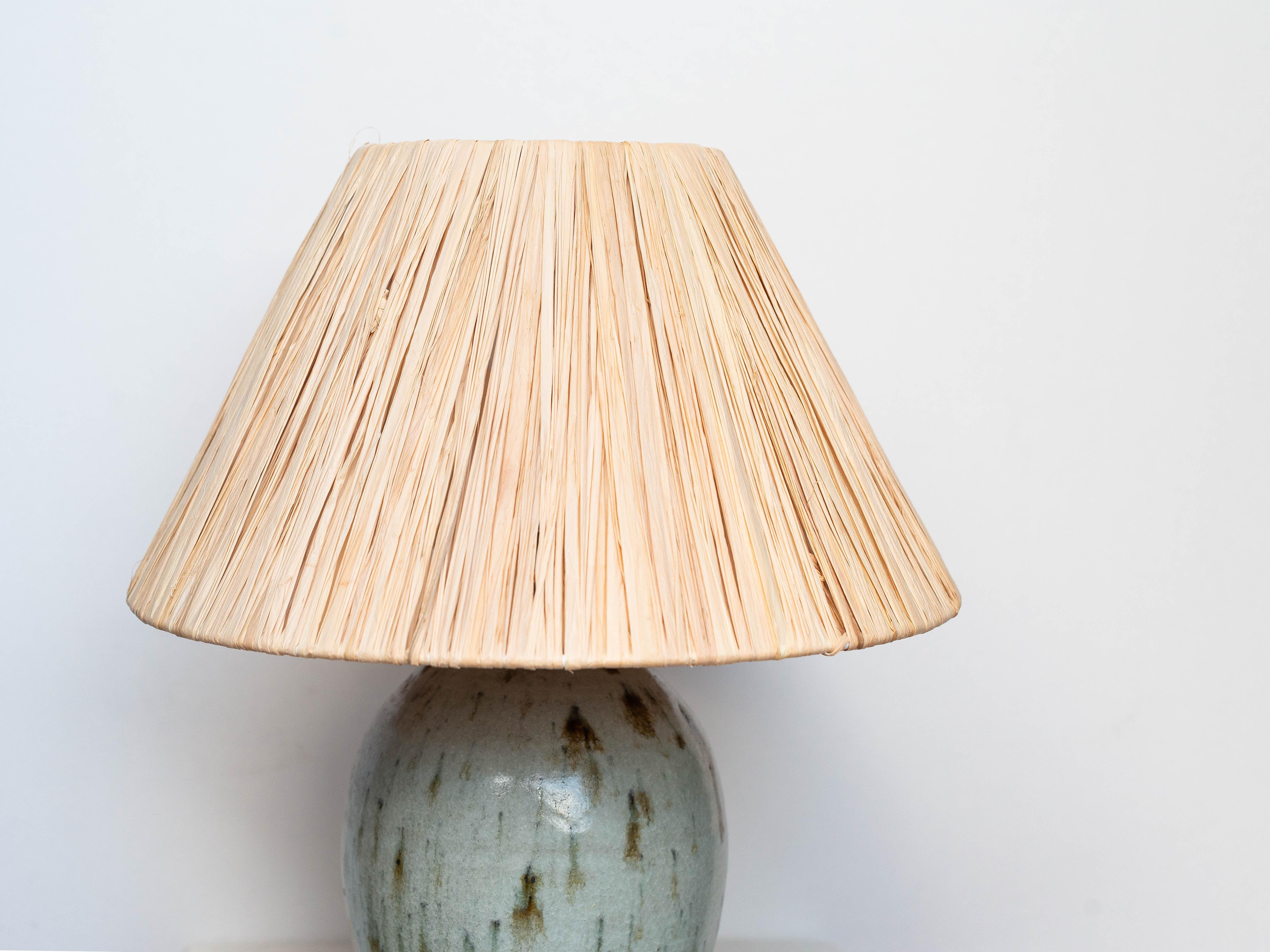 Francese Lampada da tavolo in ceramica di metà secolo - Lampada con smalto blu e verde e rafia - Francia anni '60 in vendita