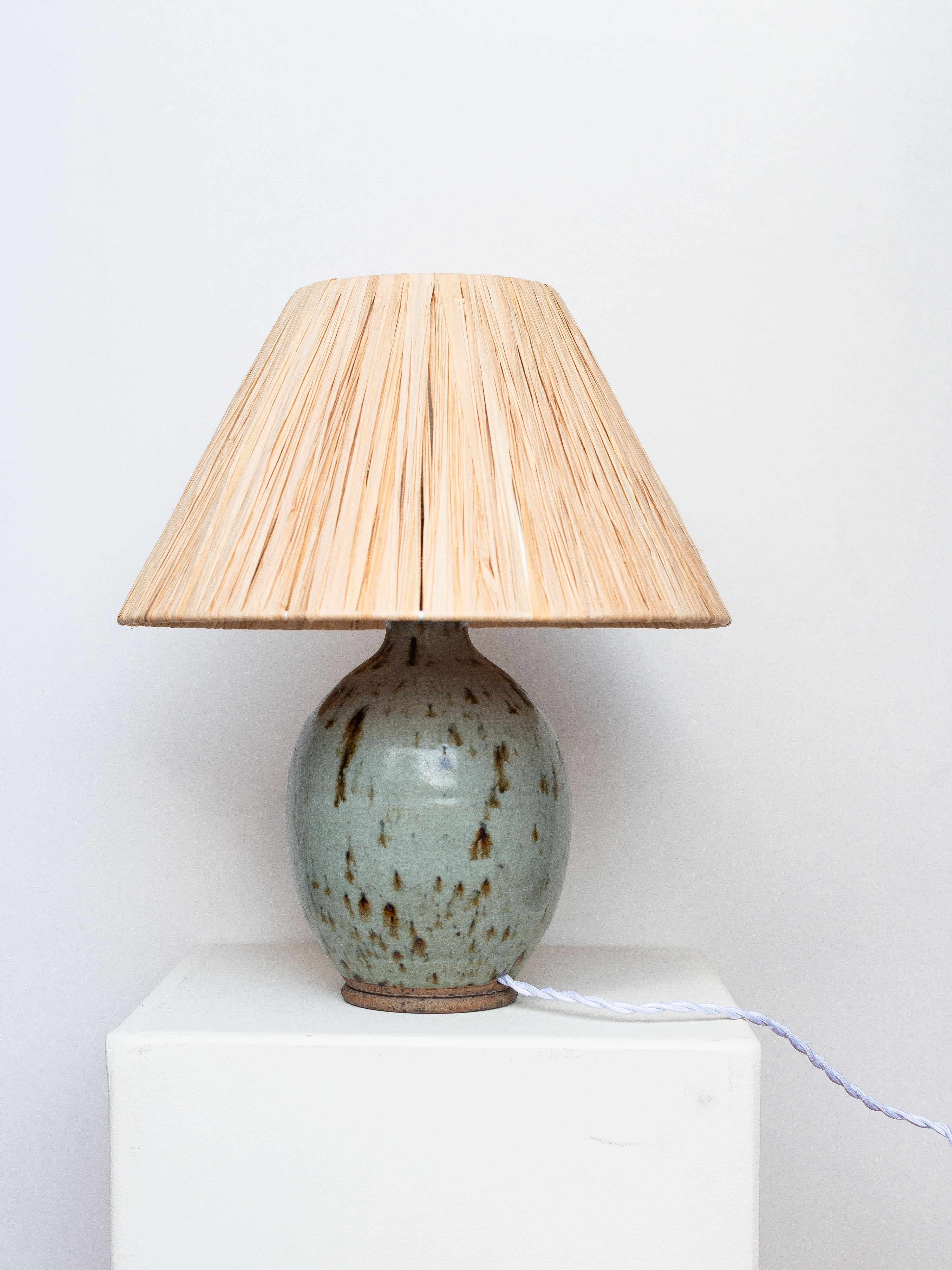 Smaltato Lampada da tavolo in ceramica di metà secolo - Lampada con smalto blu e verde e rafia - Francia anni '60 in vendita