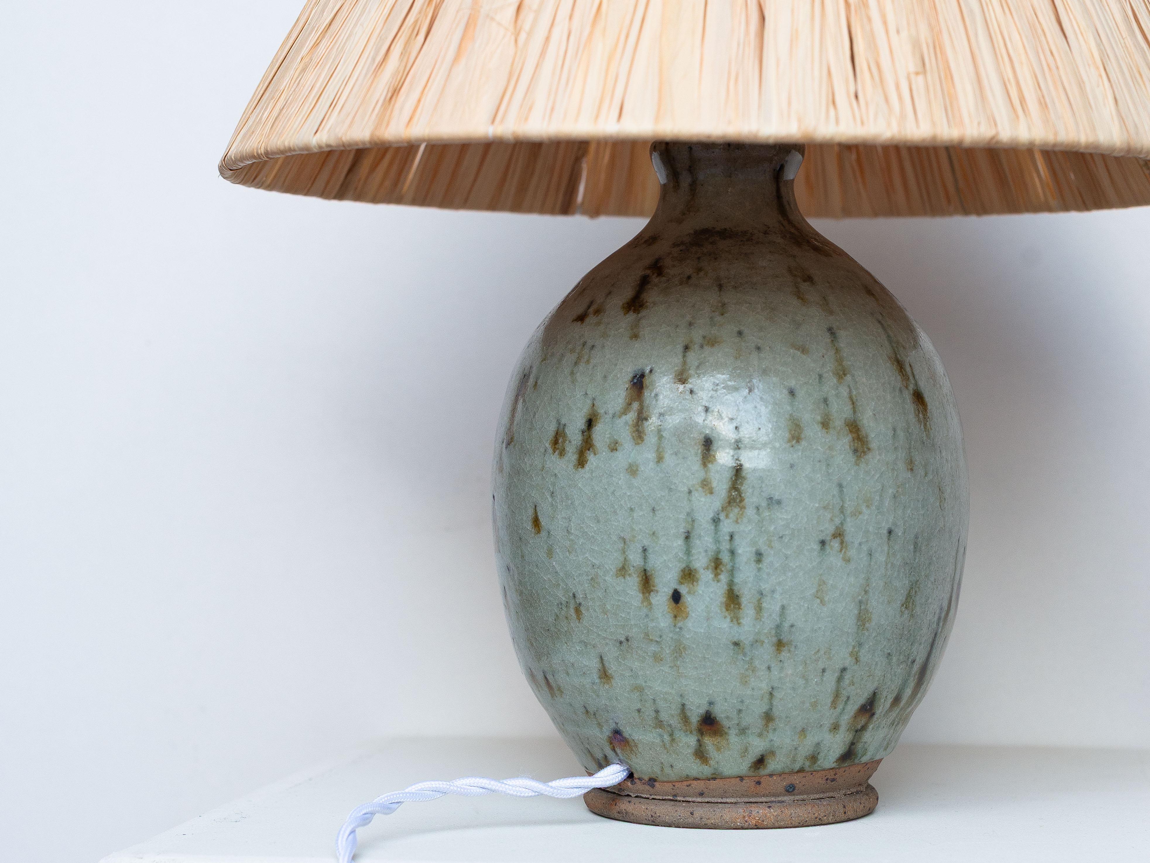 Lampada da tavolo in ceramica di metà secolo - Lampada con smalto blu e verde e rafia - Francia anni '60 In condizioni buone in vendita a ROUEN, Normandie