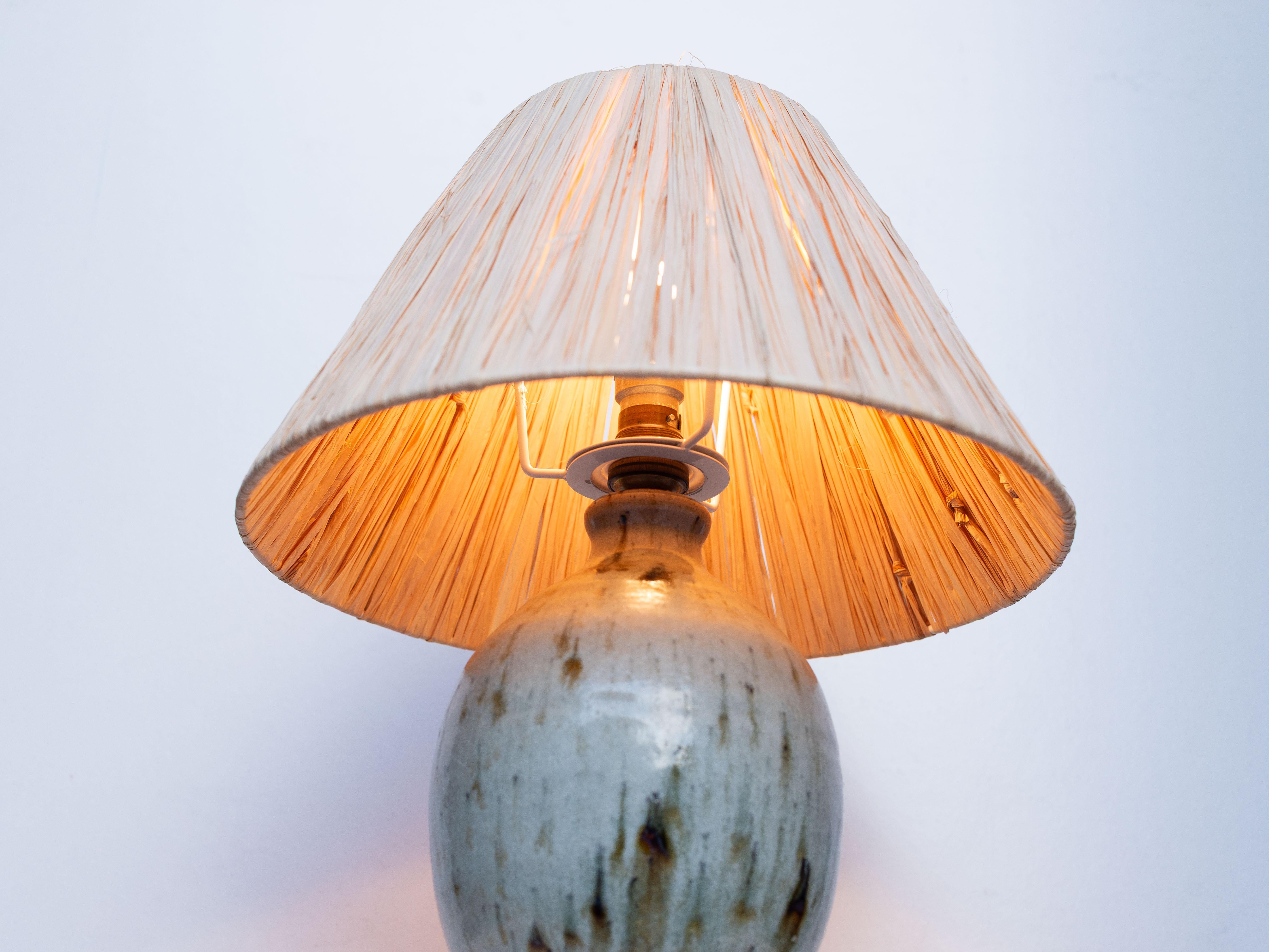 XX secolo Lampada da tavolo in ceramica di metà secolo - Lampada con smalto blu e verde e rafia - Francia anni '60 in vendita