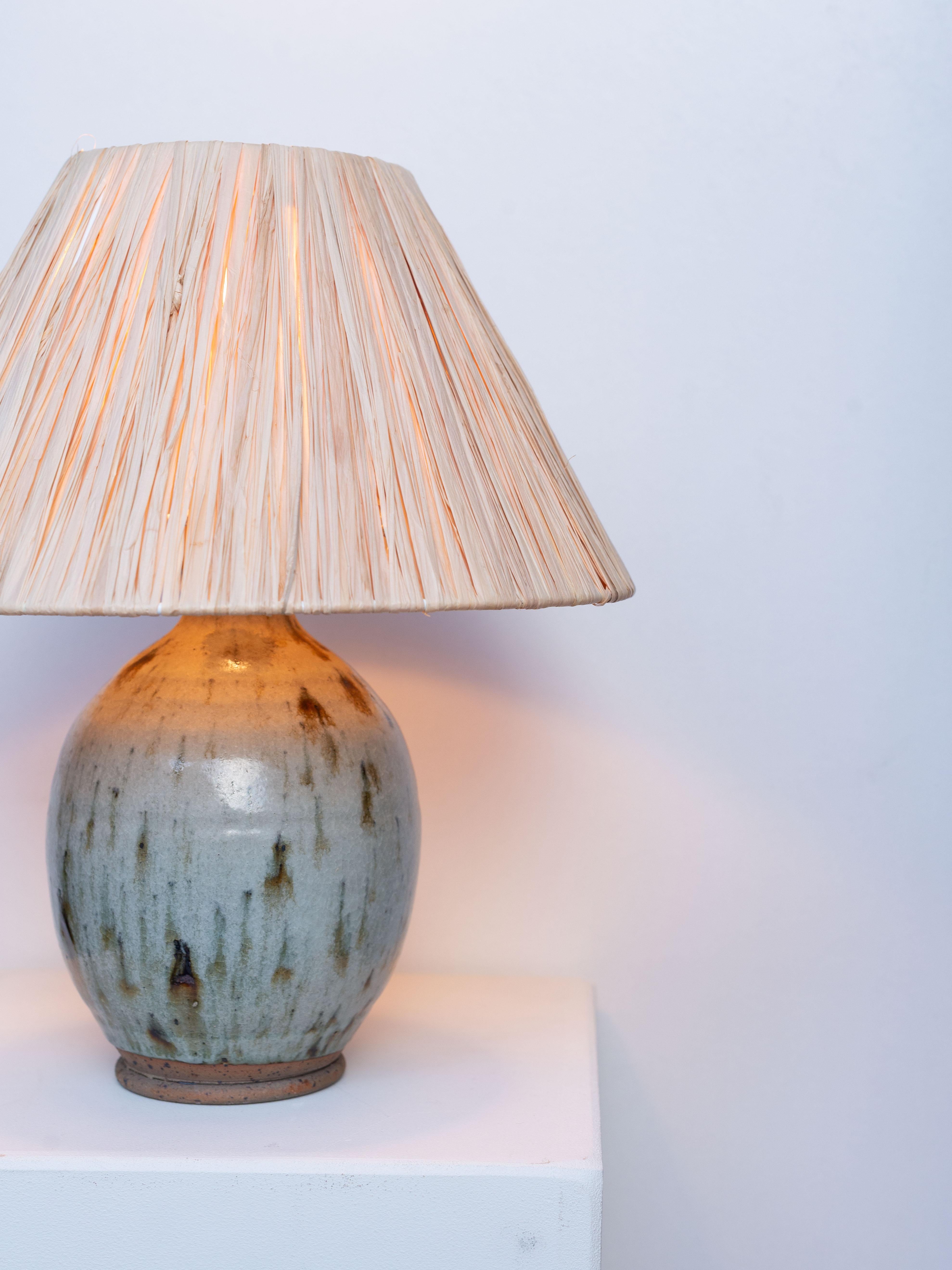 Ceramica Lampada da tavolo in ceramica di metà secolo - Lampada con smalto blu e verde e rafia - Francia anni '60 in vendita