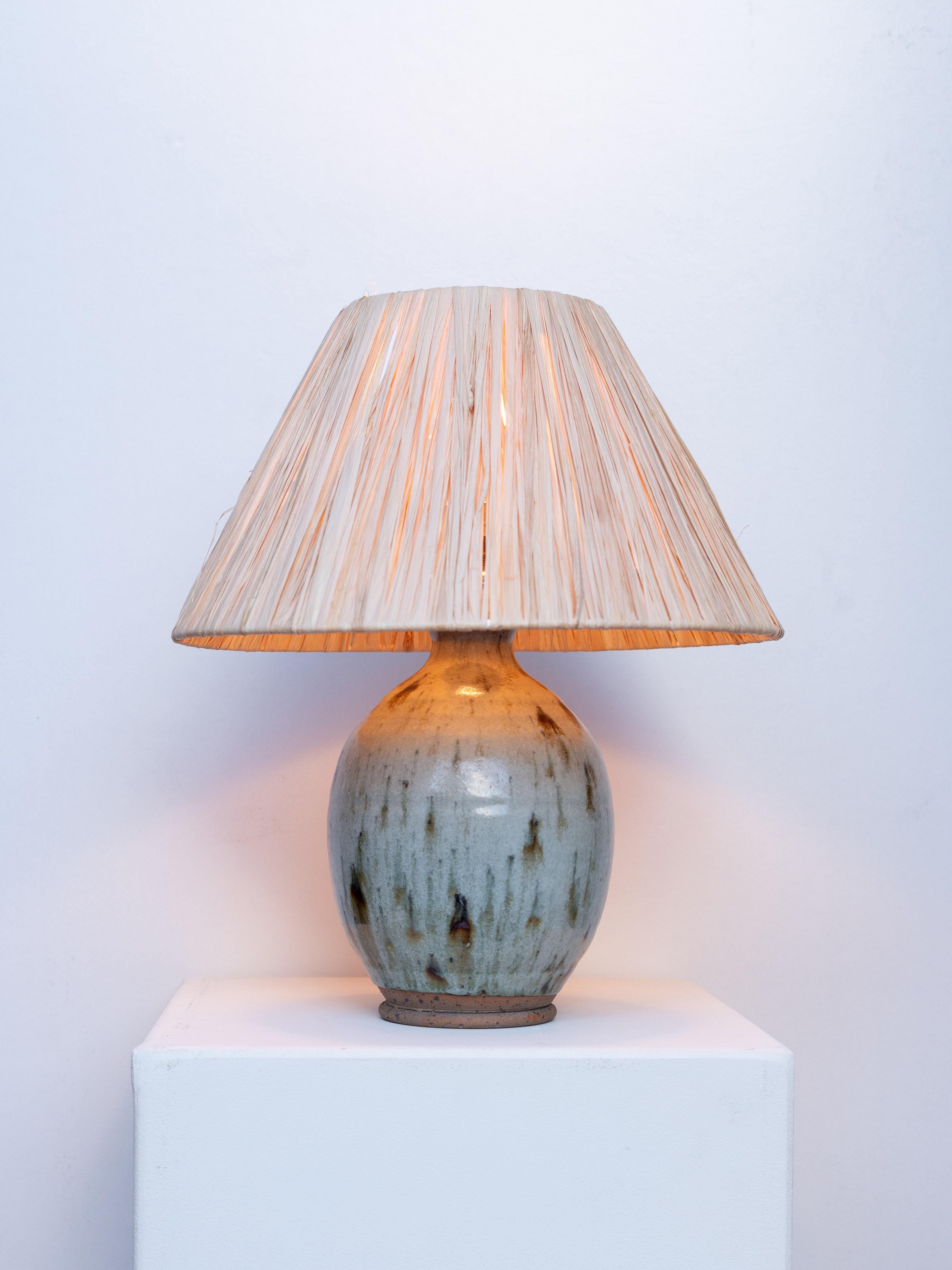 Lampada da tavolo in ceramica di metà secolo - Lampada con smalto blu e verde e rafia - Francia anni '60 in vendita 1