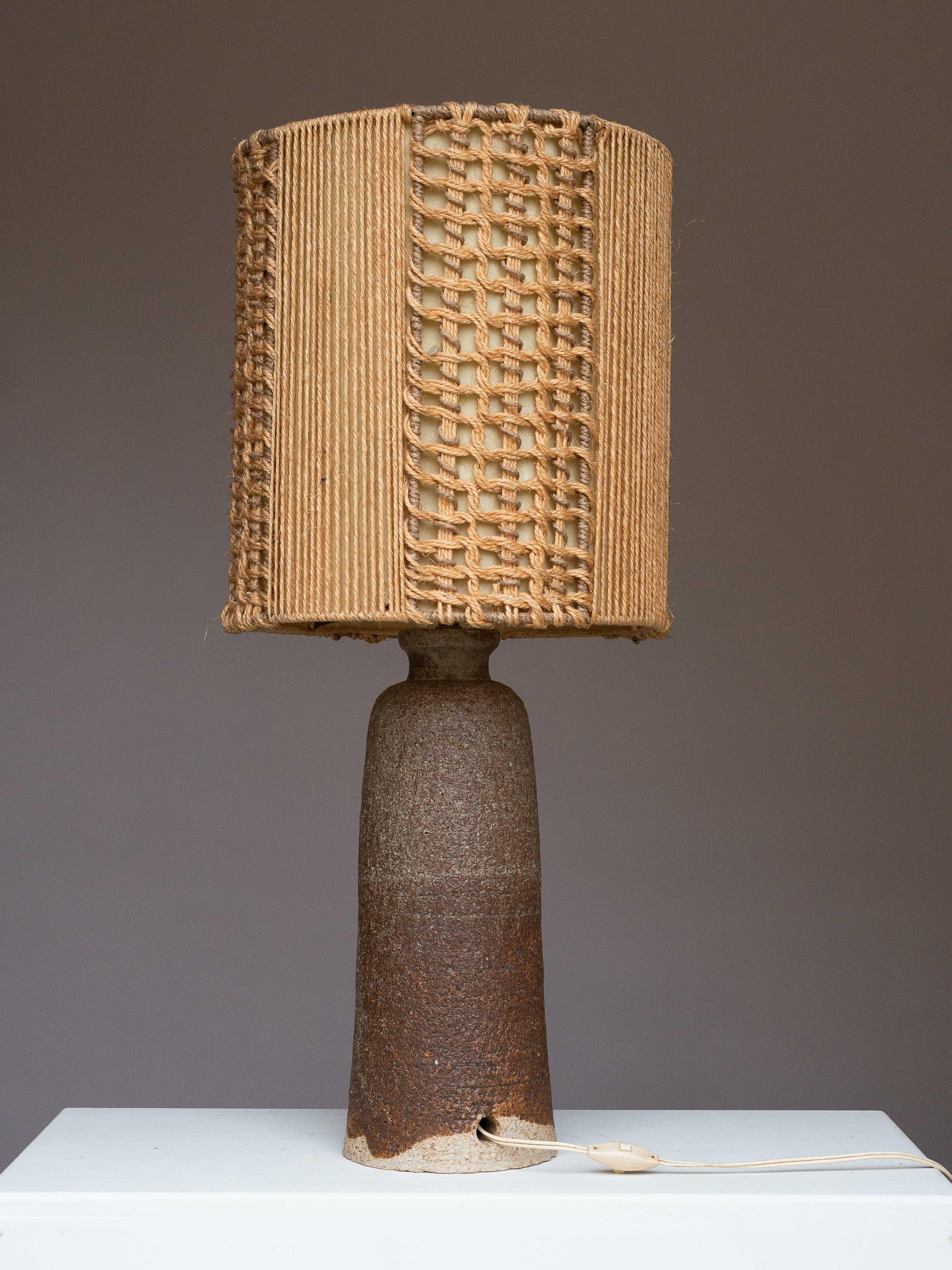 Mid-Century Ceramic Table Lamp, Brown & Beige Clay - Macrame Shade, France 1960s in vendita 2