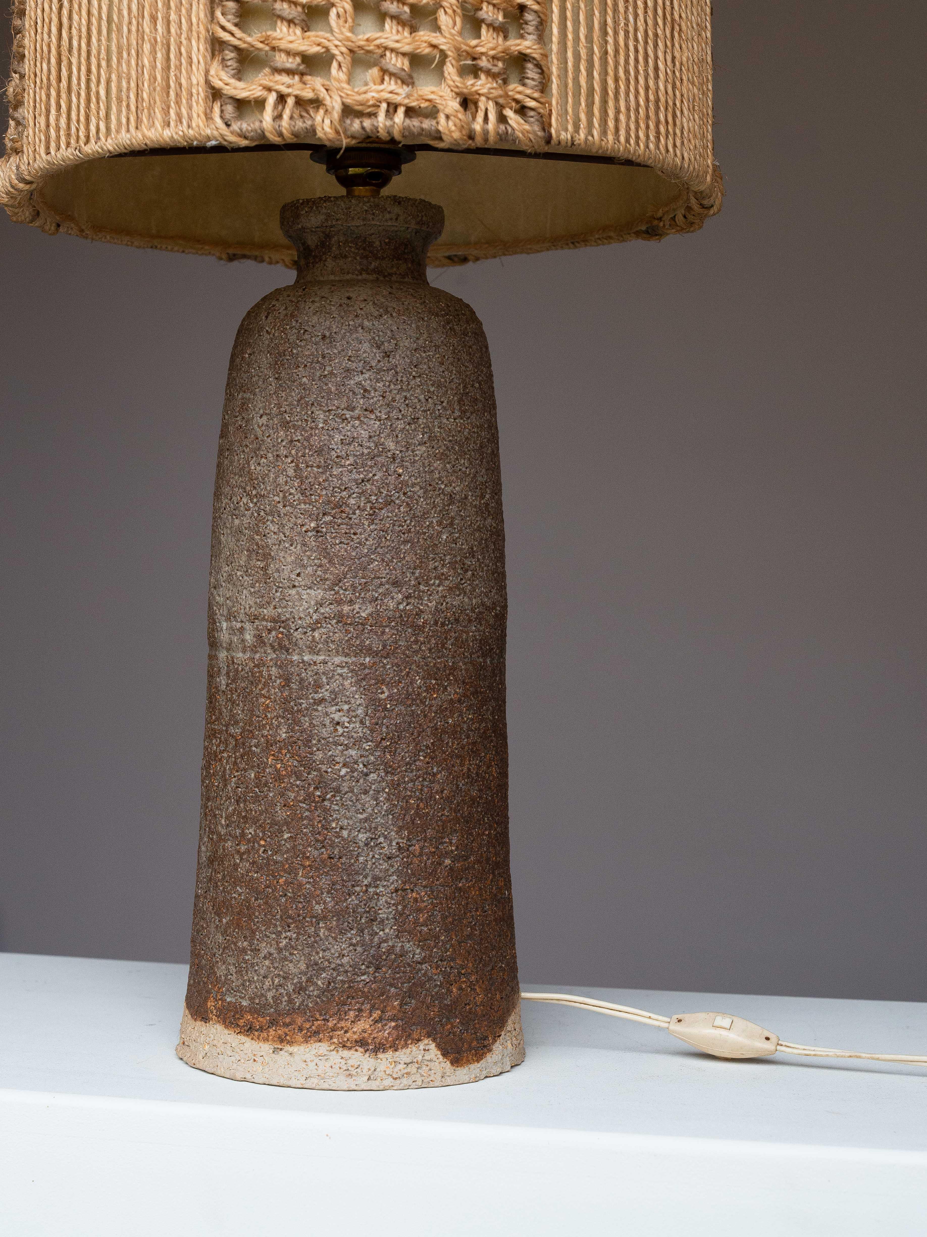 Mid-Century Ceramic Table Lamp, Brown & Beige Clay - Macrame Shade, France 1960s in vendita 3