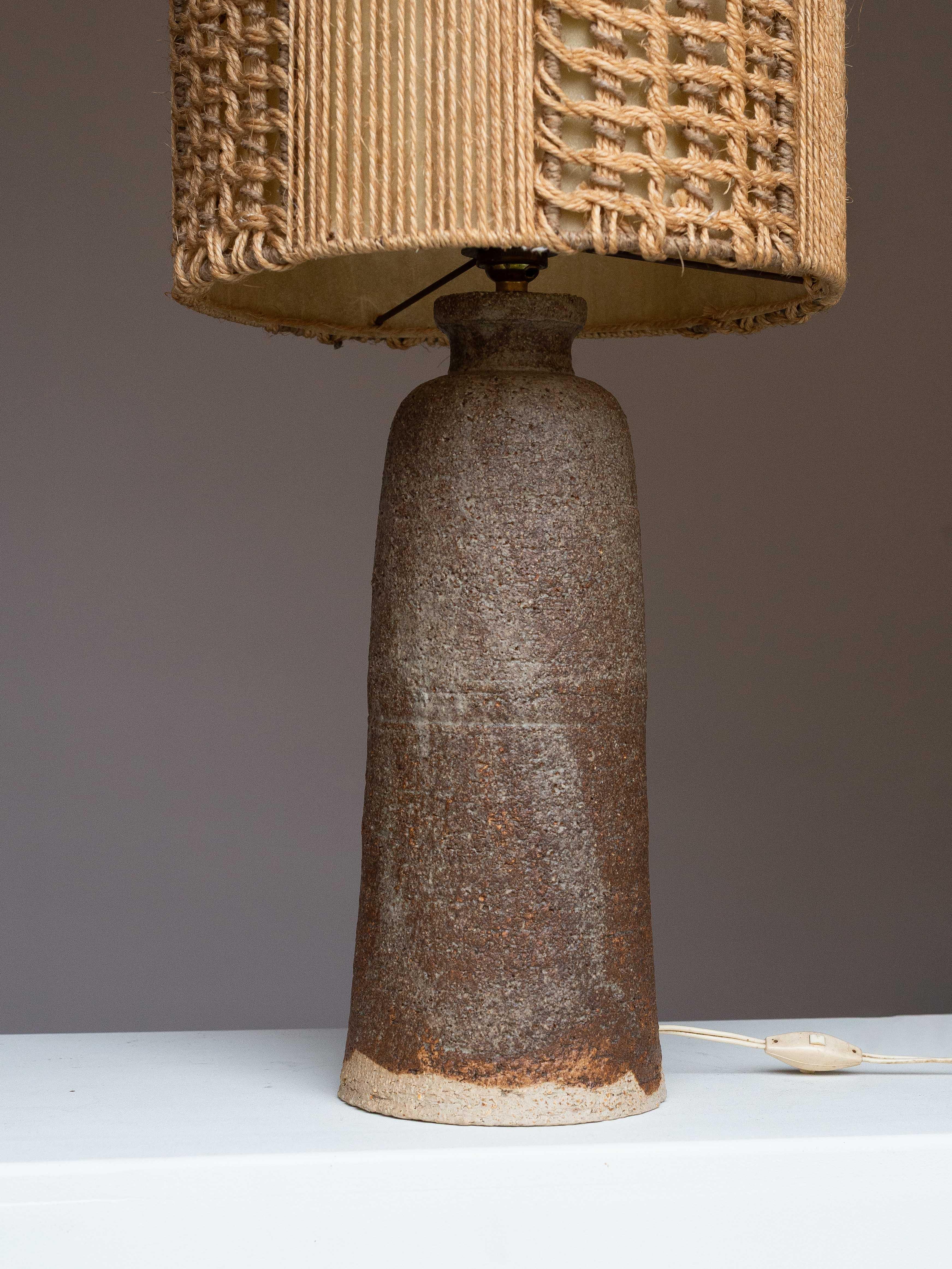 Mid-Century Ceramic Table Lamp, Brown & Beige Clay - Macrame Shade, France 1960s in vendita 4
