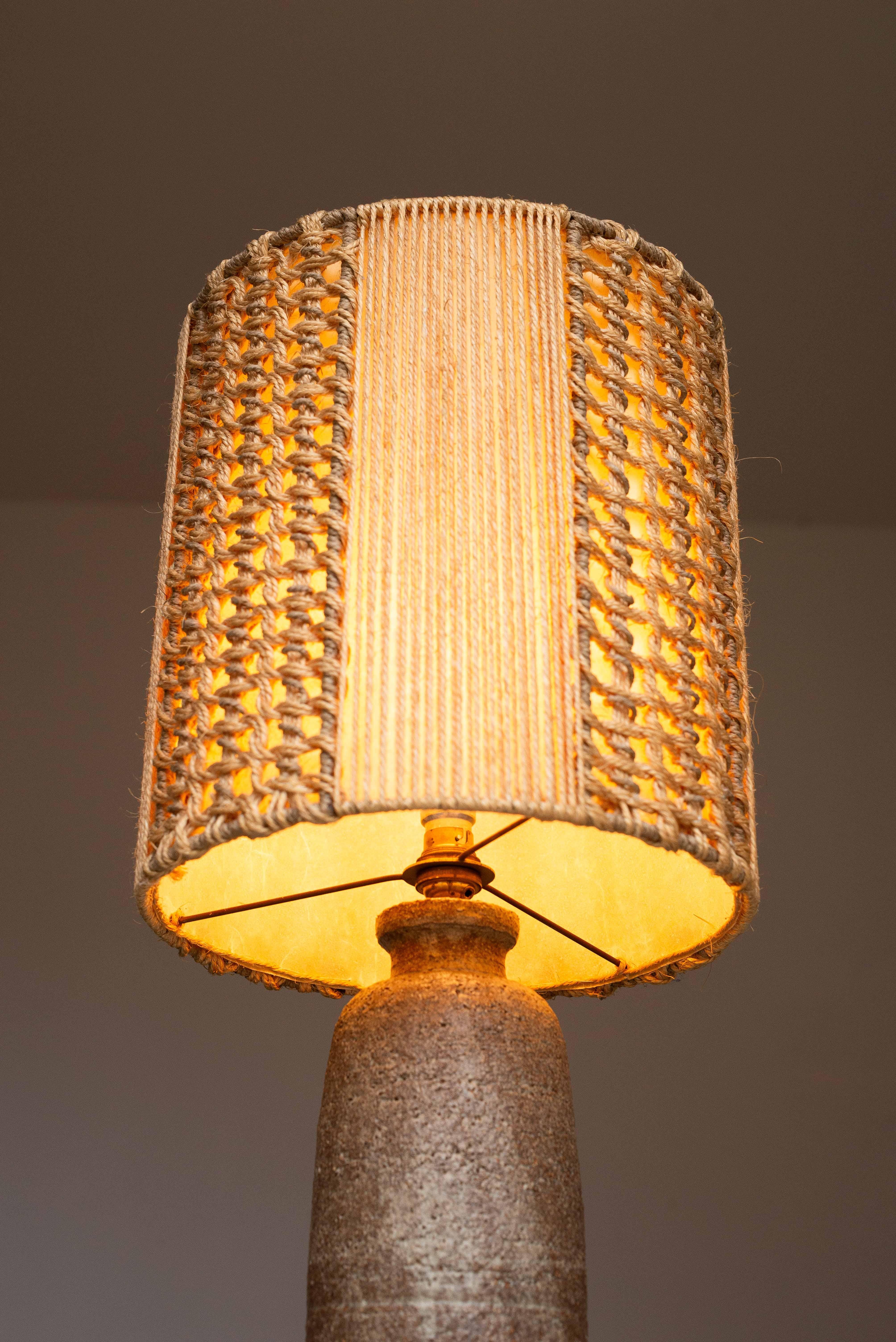 Mid-Century Ceramic Table Lamp, Brown & Beige Clay - Macrame Shade, France 1960s in vendita 6
