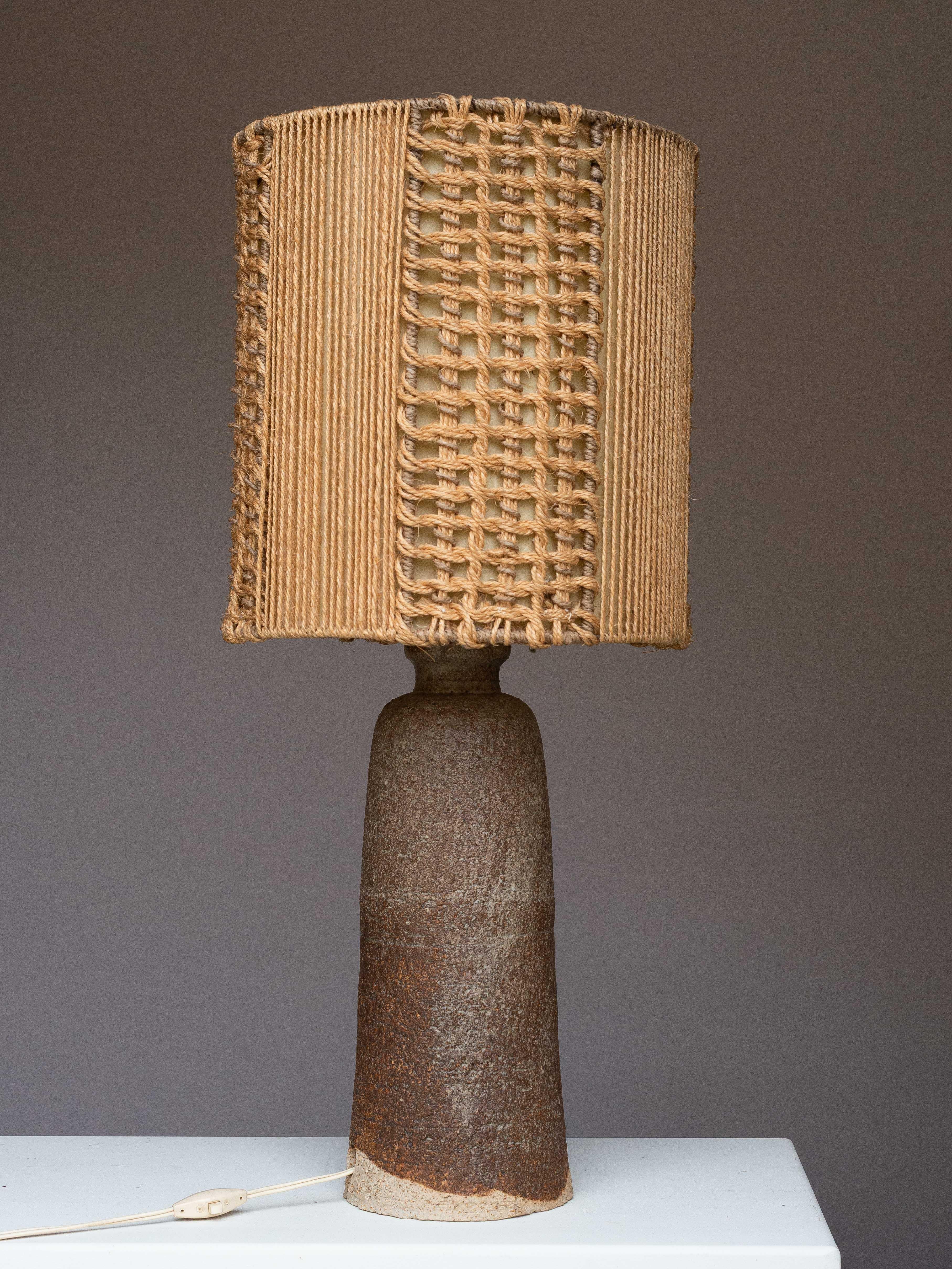 Mid-Century Ceramic Table Lamp, Brown & Beige Clay - Macrame Shade, France 1960s in vendita 7