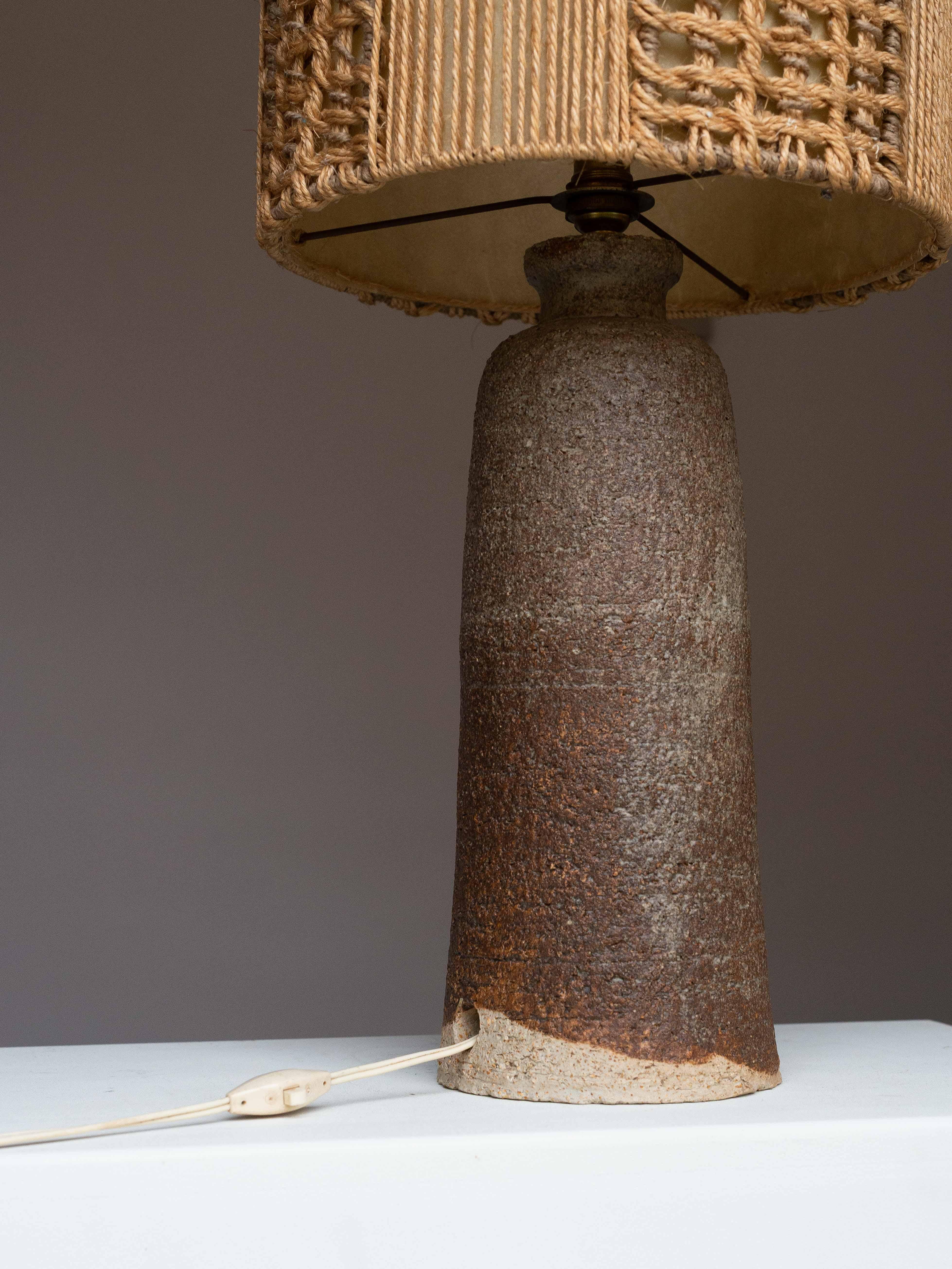 Mid-Century Ceramic Table Lamp, Brown & Beige Clay - Macrame Shade, France 1960s in vendita 8