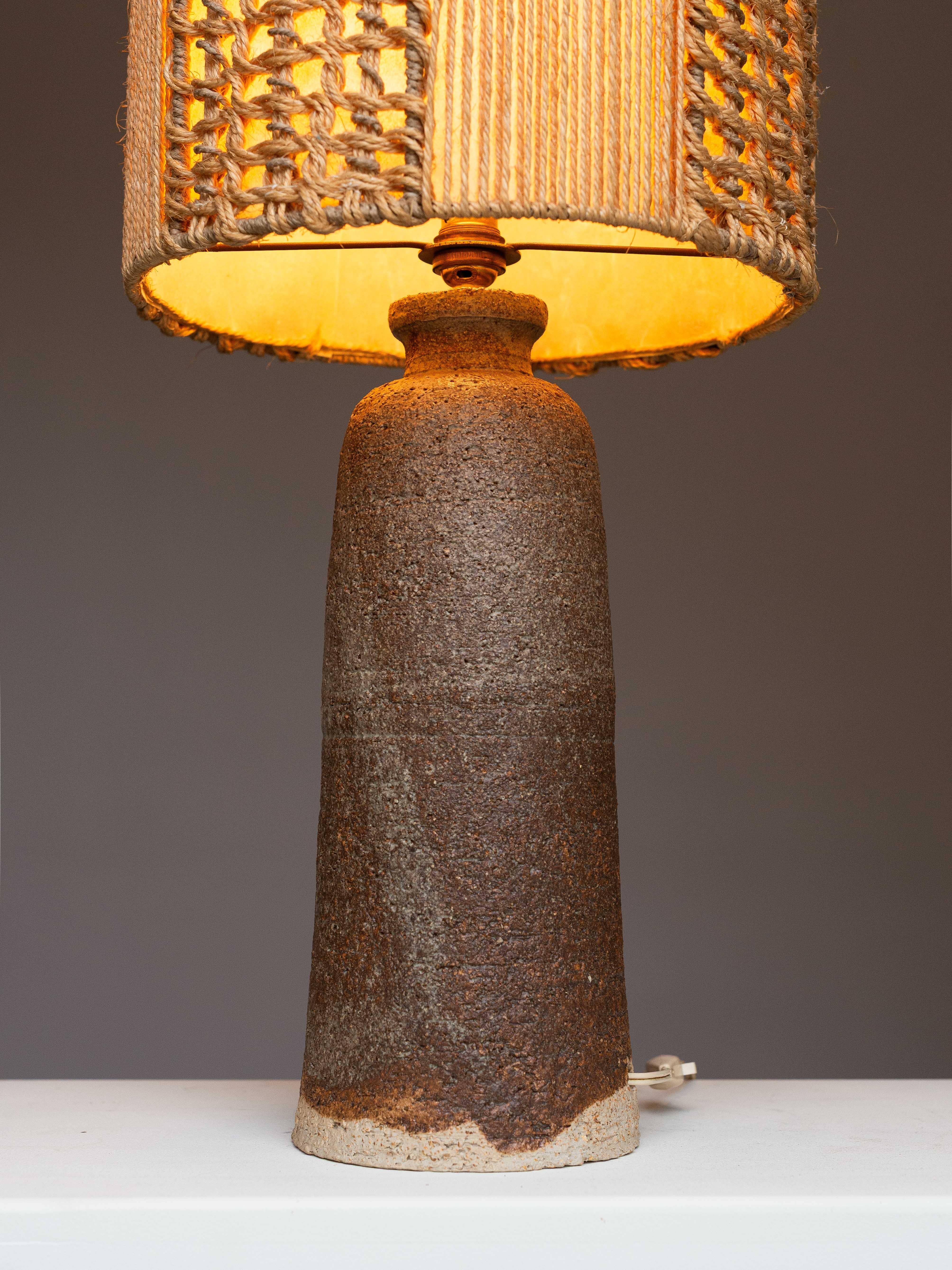 Mid-Century Ceramic Table Lamp, Brown & Beige Clay - Macrame Shade, France 1960s in vendita 10
