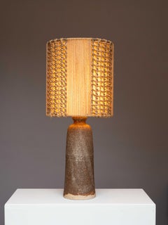 Lampe de table du milieu du siècle en céramique, argile marron et beige - abat-jour en macramé, France, années 1960
