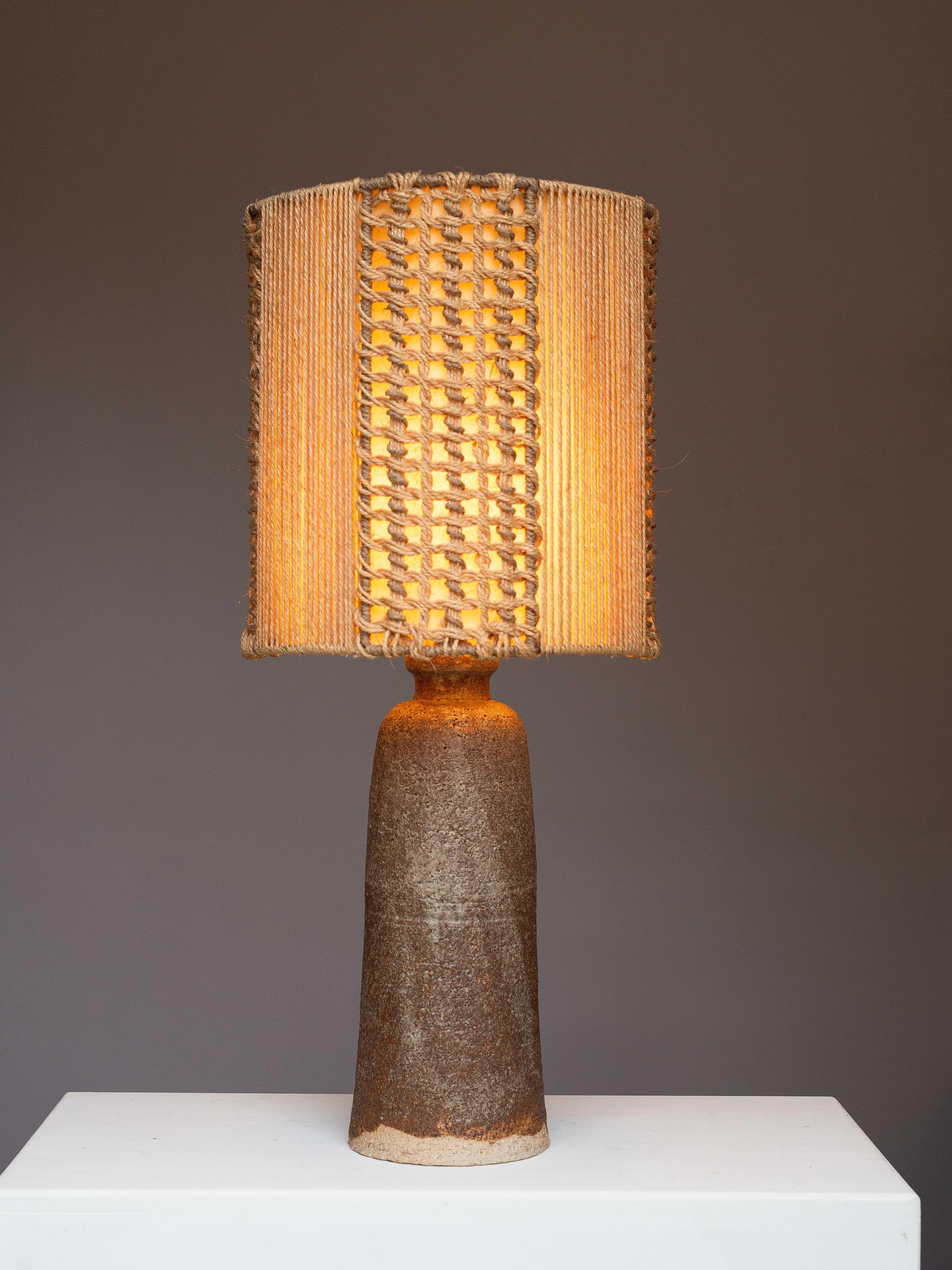 Mid-Century moderno Mid-Century Ceramic Table Lamp, Brown & Beige Clay - Macrame Shade, France 1960s in vendita
