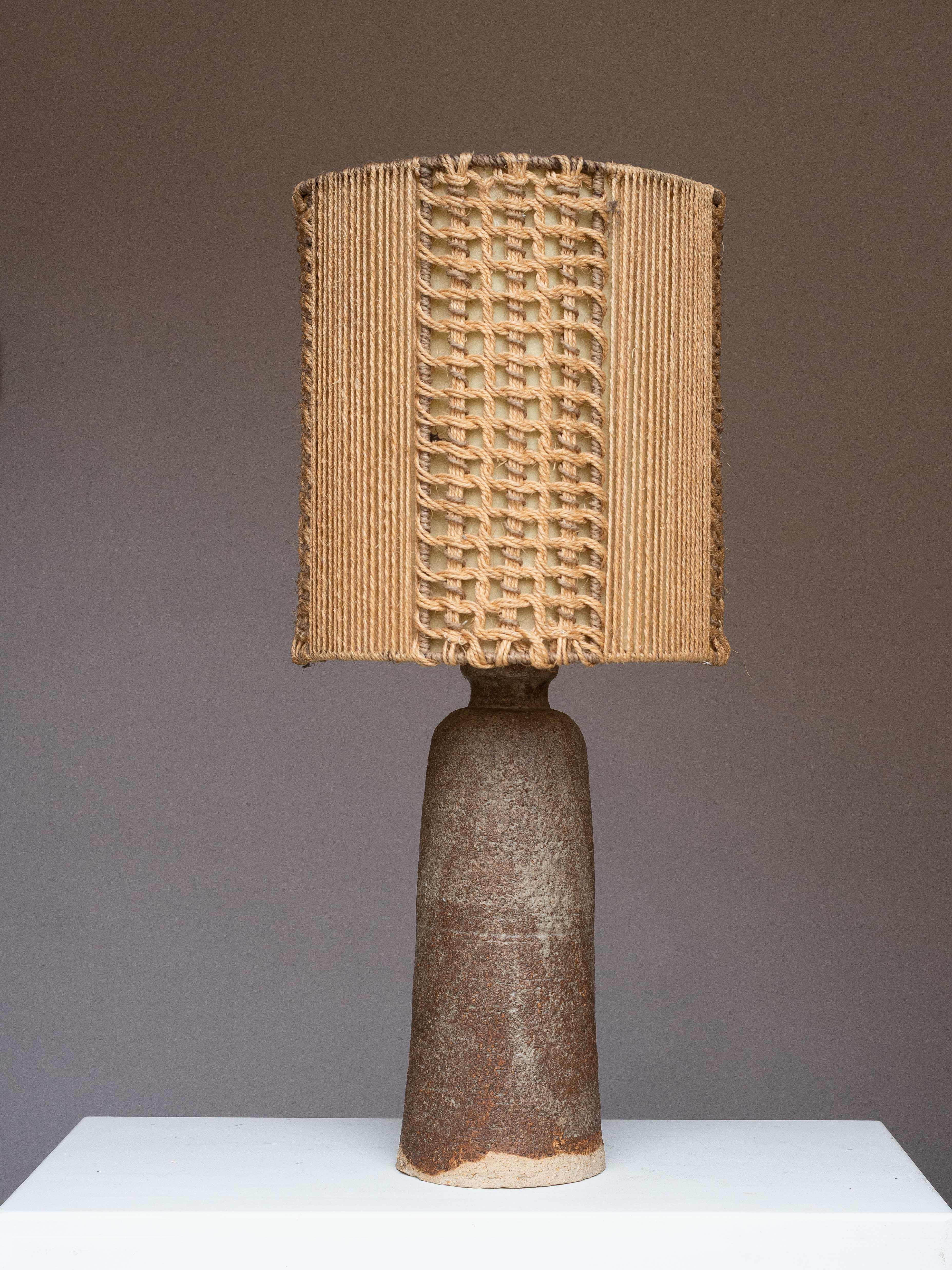Francese Mid-Century Ceramic Table Lamp, Brown & Beige Clay - Macrame Shade, France 1960s in vendita