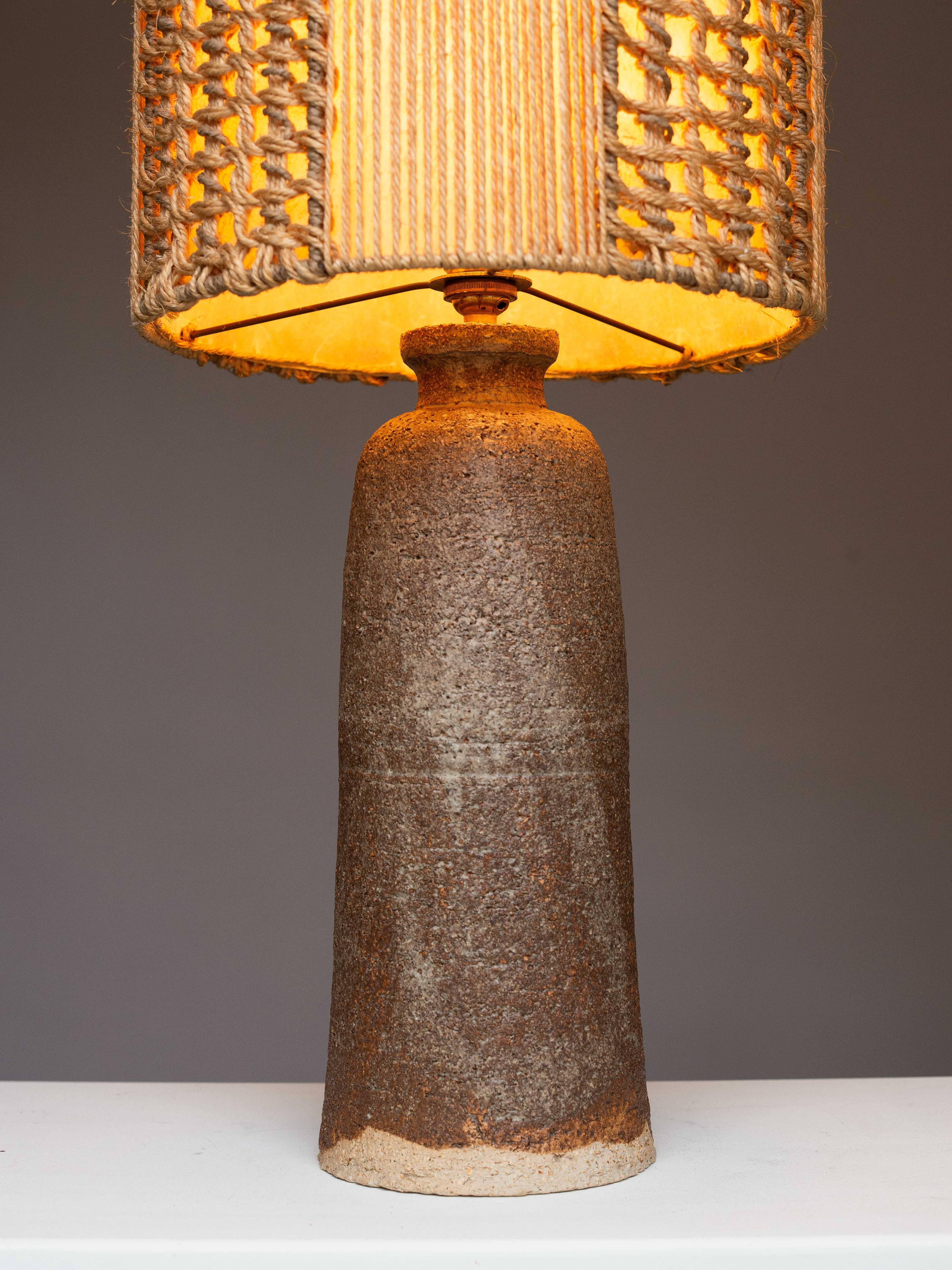 Smaltato Mid-Century Ceramic Table Lamp, Brown & Beige Clay - Macrame Shade, France 1960s in vendita
