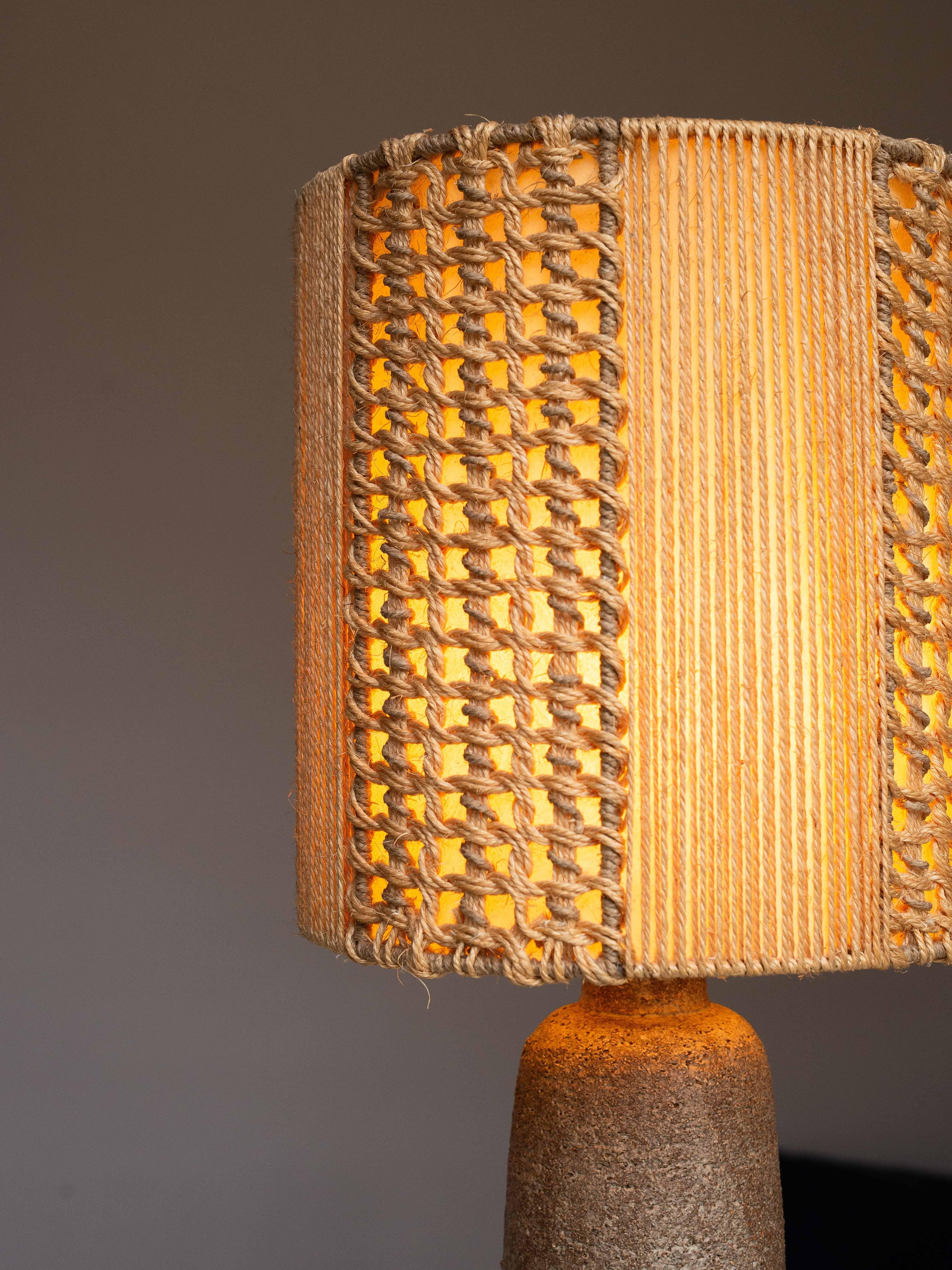Mid-Century Ceramic Table Lamp, Brown & Beige Clay - Macrame Shade, France 1960s In condizioni buone in vendita a ROUEN, Normandie