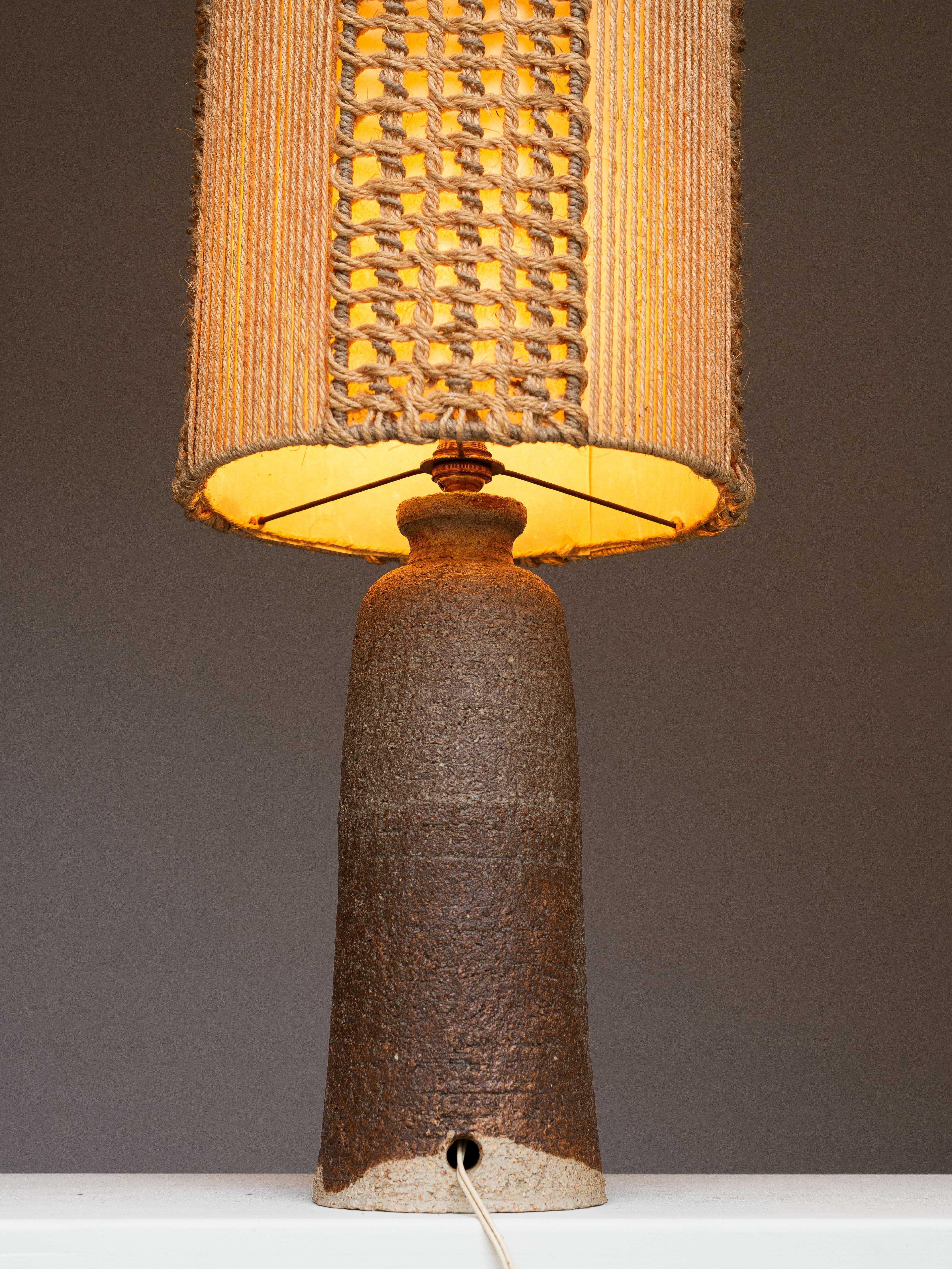 Ceramica Mid-Century Ceramic Table Lamp, Brown & Beige Clay - Macrame Shade, France 1960s in vendita
