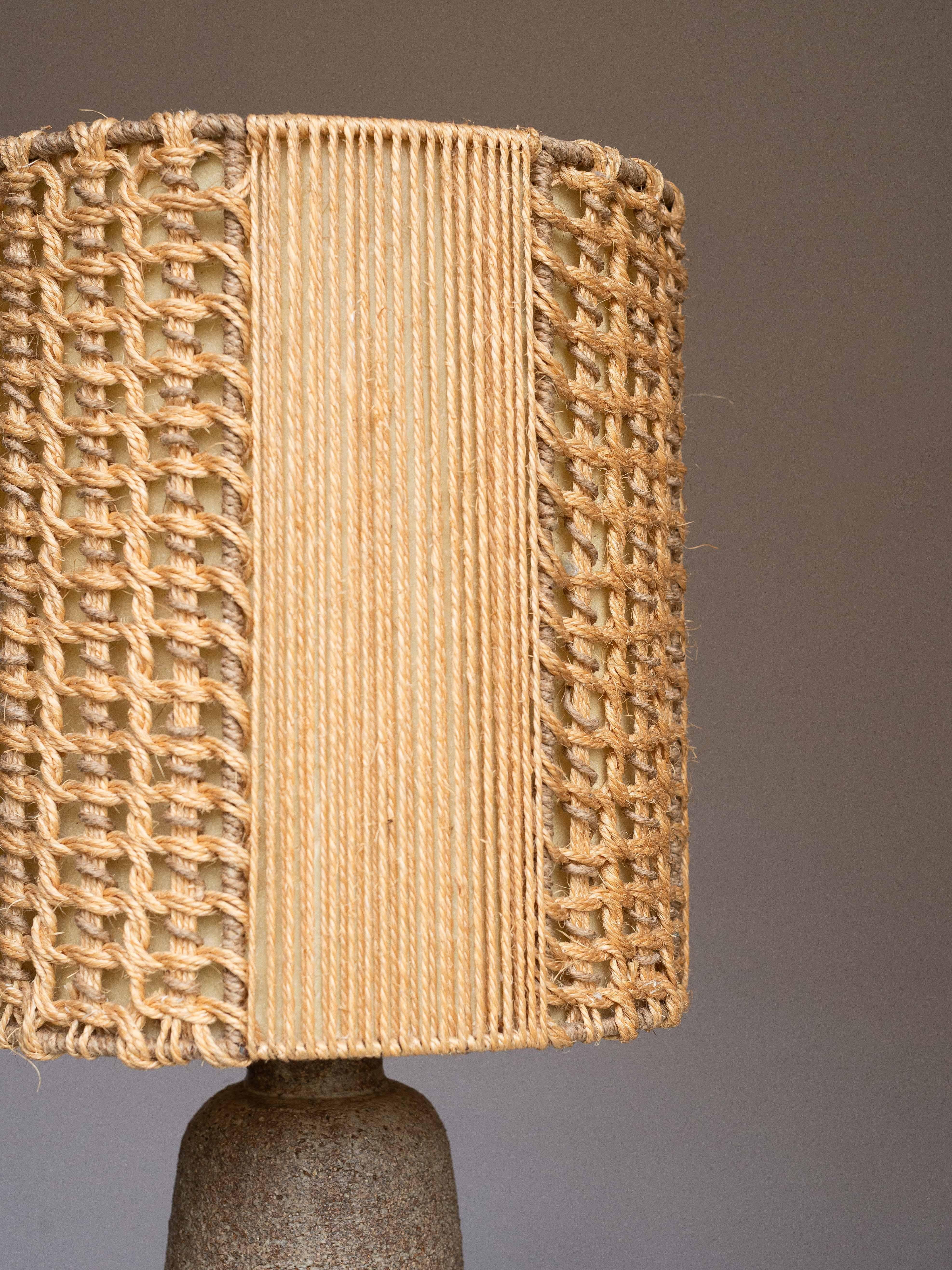 Mid-Century Ceramic Table Lamp, Brown & Beige Clay - Macrame Shade, France 1960s in vendita 1