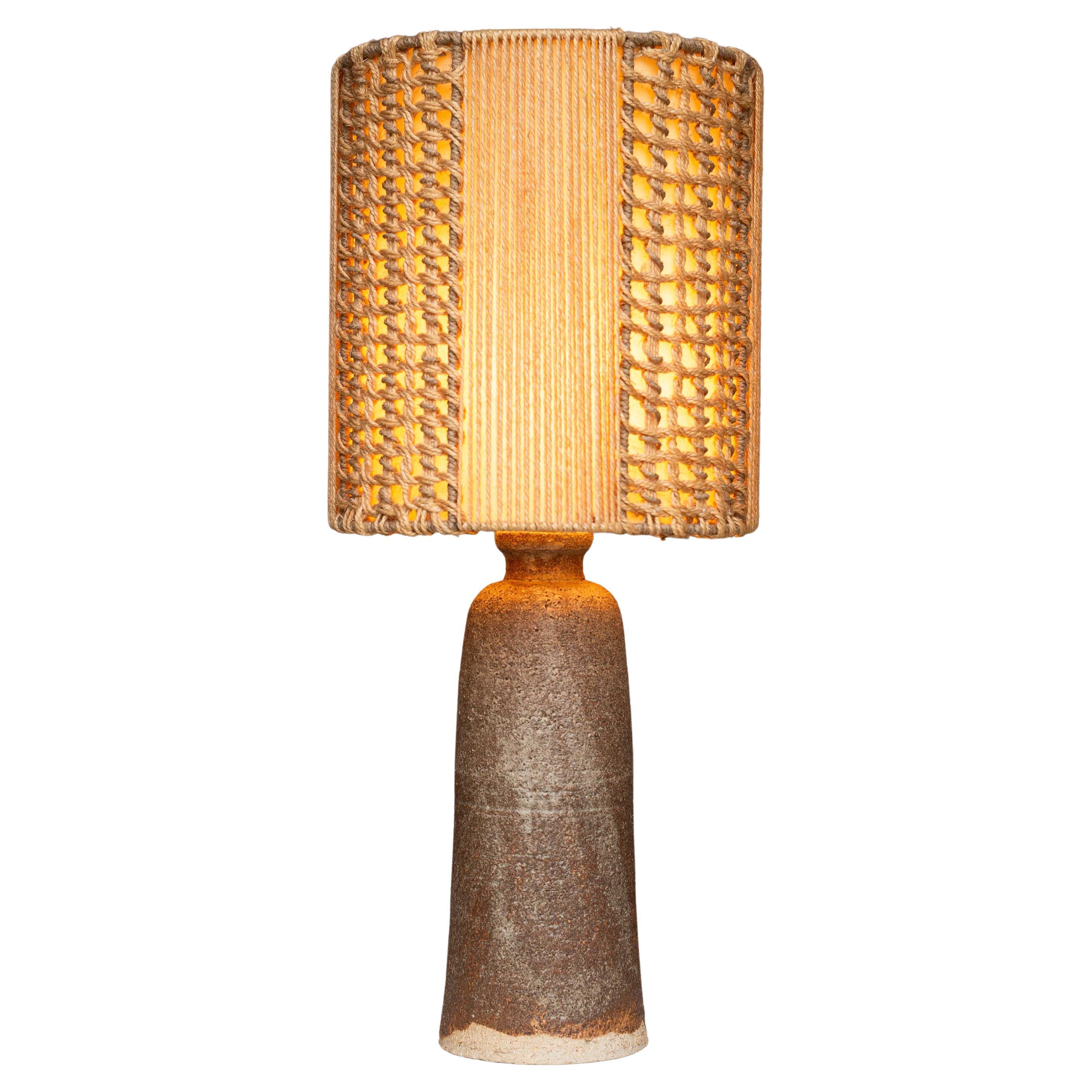 Mid-Century Ceramic Table Lamp, Brown 
Beige Clay - Macrame Shade, France 1960s in vendita