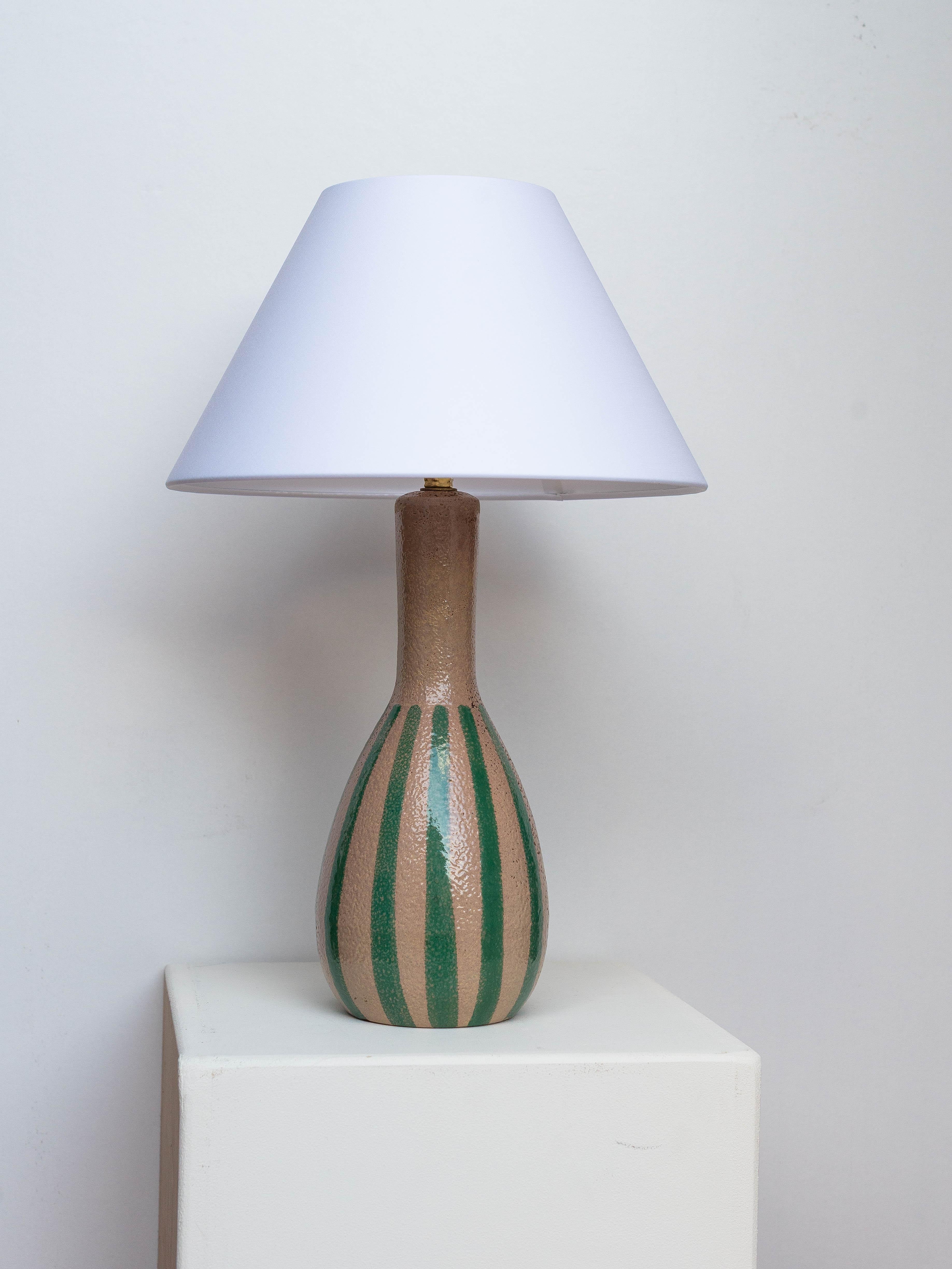 Lámpara de sobremesa de cerámica de mediados de siglo - Esmalte a rayas marrón y verde - Bélgica, años 60 en venta 4