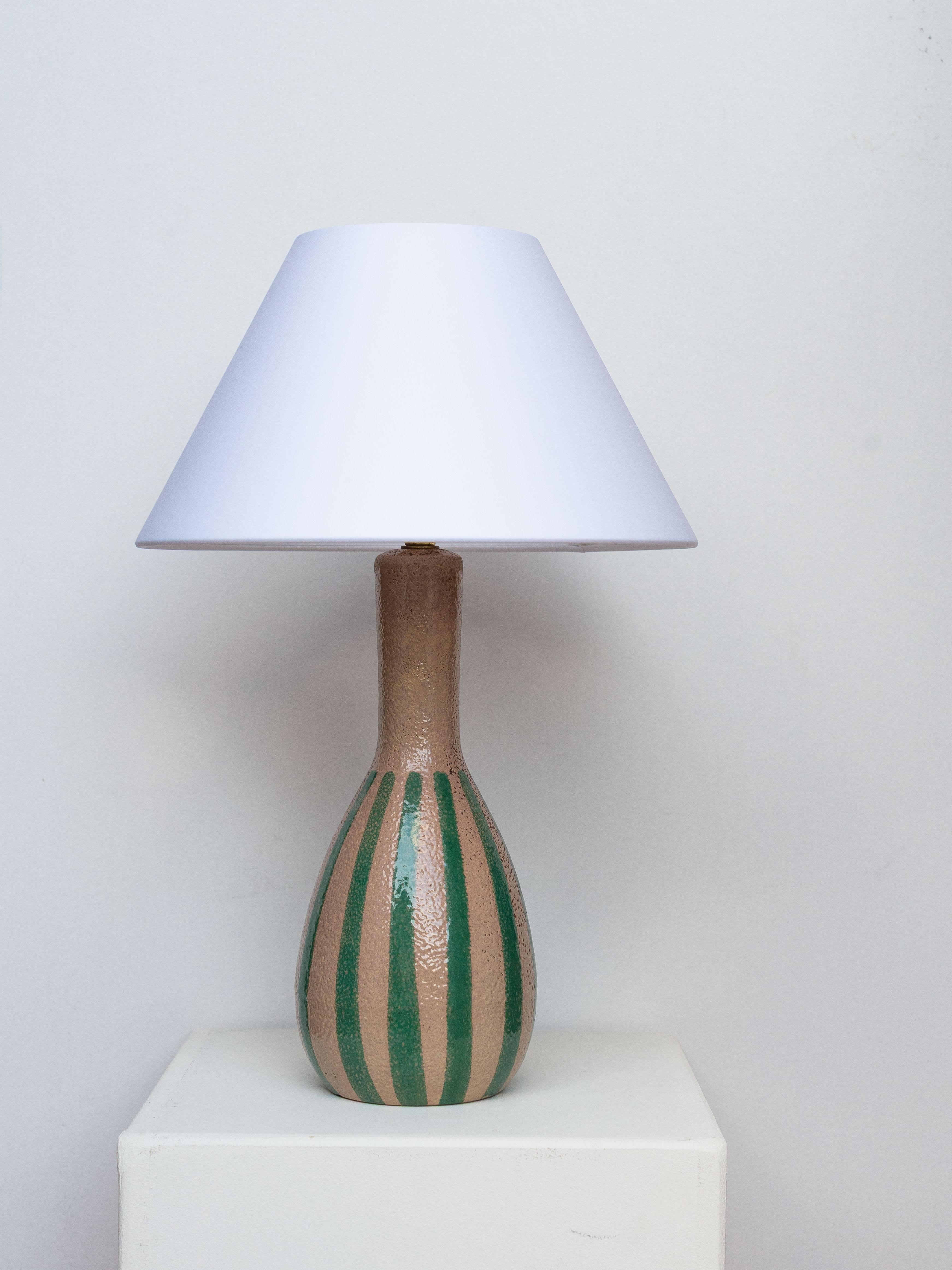 Lámpara de sobremesa de cerámica de mediados de siglo - Esmalte a rayas marrón y verde - Bélgica, años 60 Moderno de mediados de siglo en venta