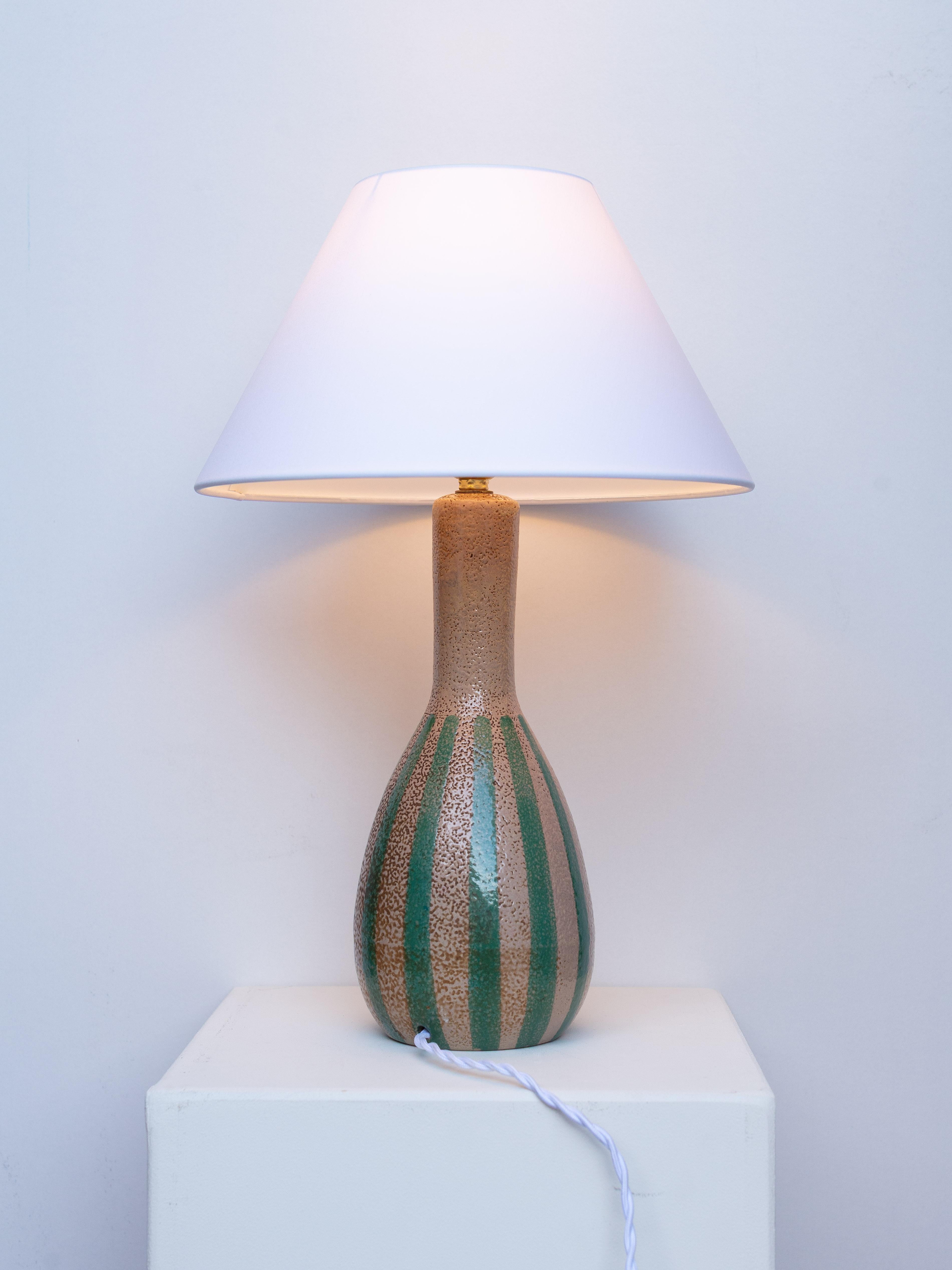 Lámpara de sobremesa de cerámica de mediados de siglo - Esmalte a rayas marrón y verde - Bélgica, años 60 Belga en venta