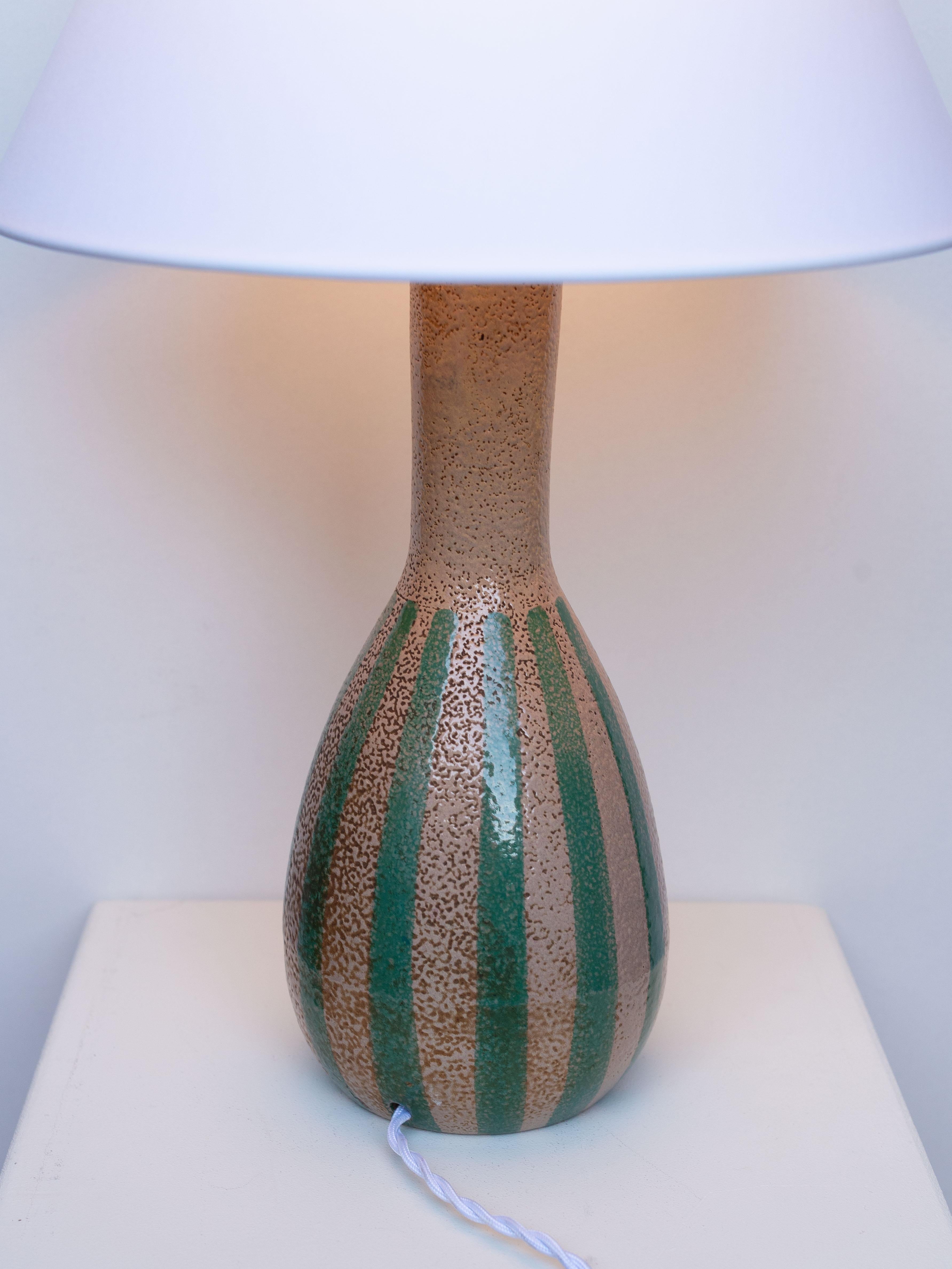 Lámpara de sobremesa de cerámica de mediados de siglo - Esmalte a rayas marrón y verde - Bélgica, años 60 Esmaltado en venta