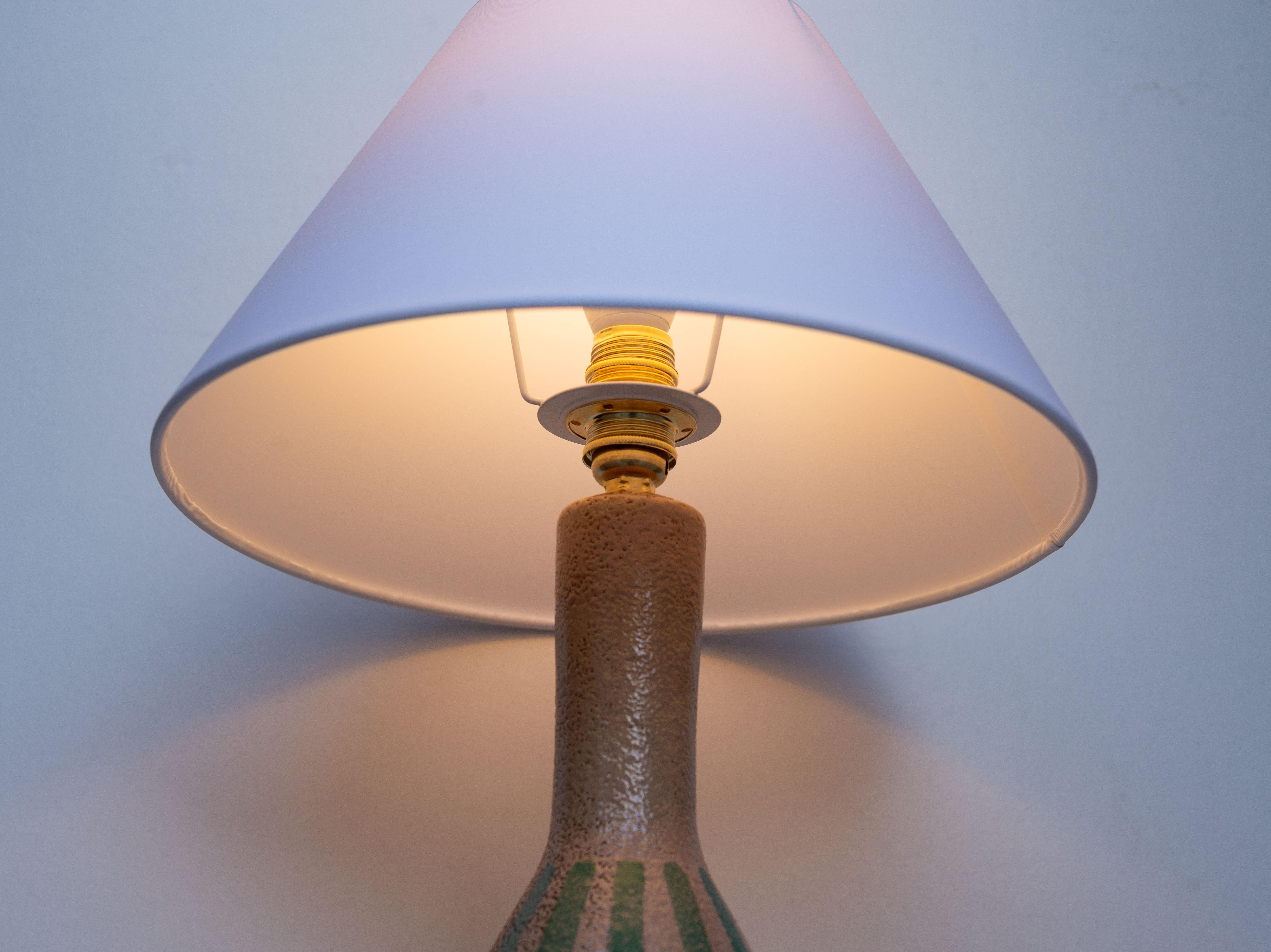 Lámpara de sobremesa de cerámica de mediados de siglo - Esmalte a rayas marrón y verde - Bélgica, años 60 en Bueno estado para la venta en ROUEN, Normandie