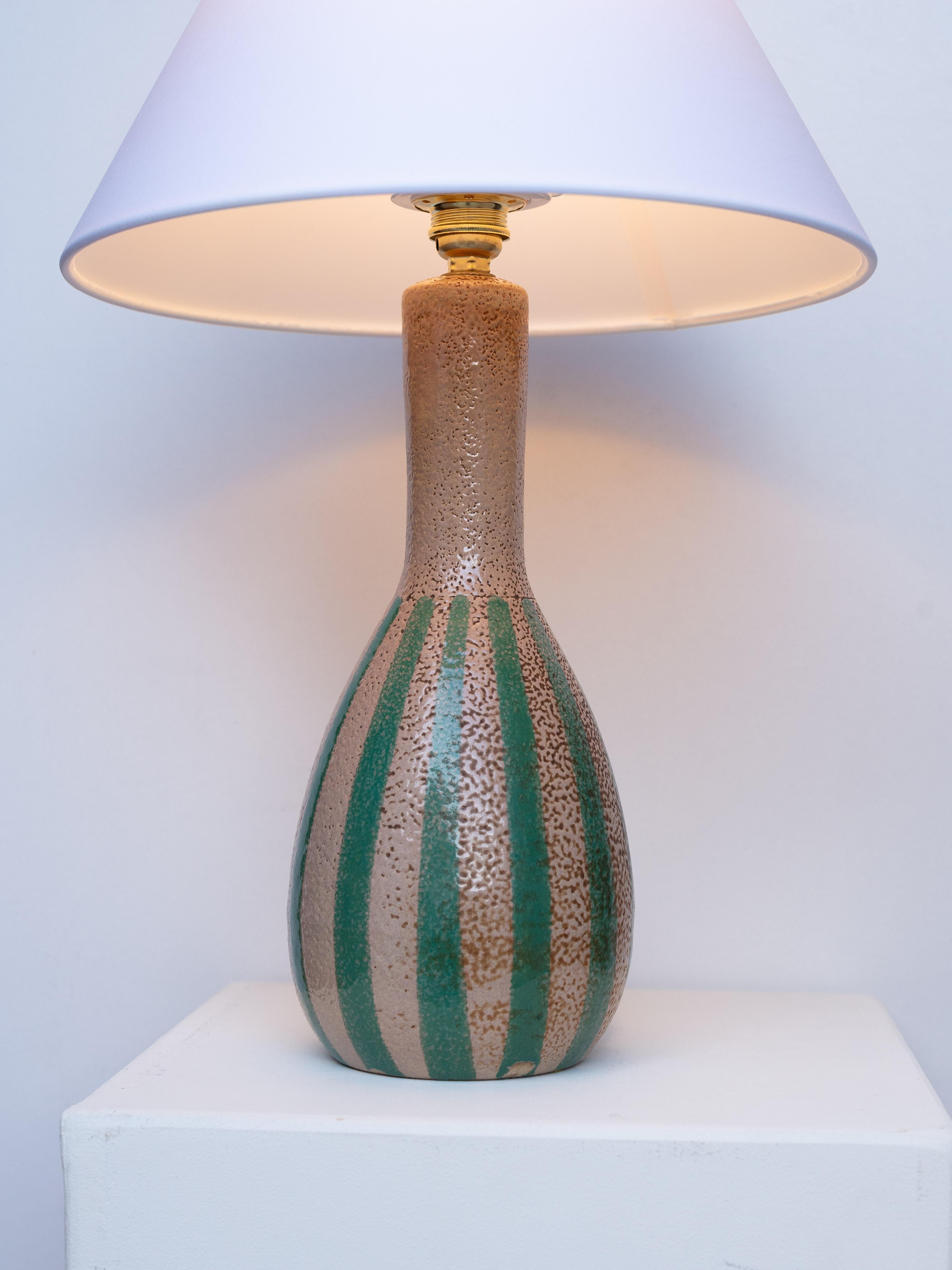 Lámpara de sobremesa de cerámica de mediados de siglo - Esmalte a rayas marrón y verde - Bélgica, años 60 siglo XX en venta