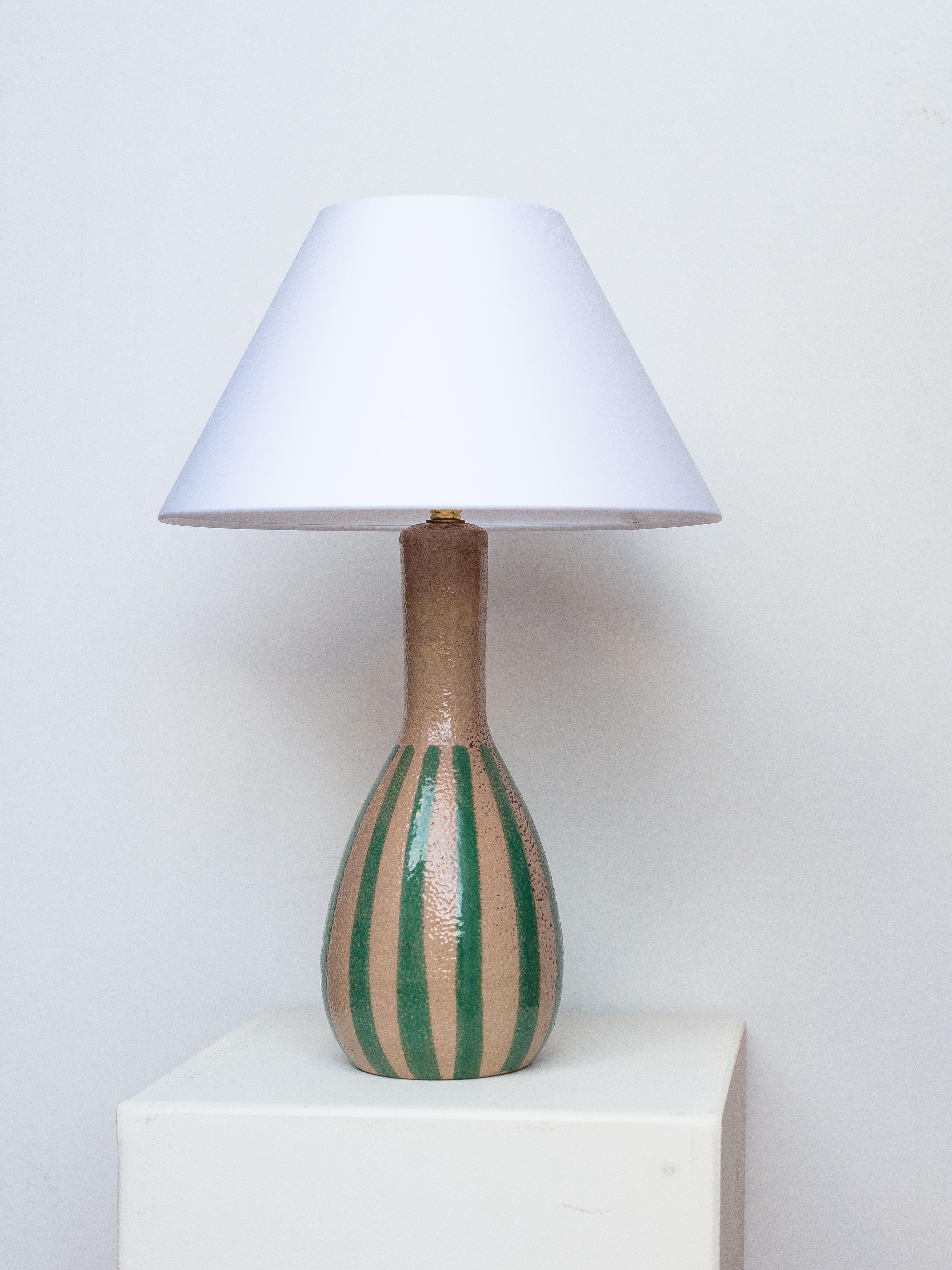 Lámpara de sobremesa de cerámica de mediados de siglo - Esmalte a rayas marrón y verde - Bélgica, años 60 Cerámico en venta