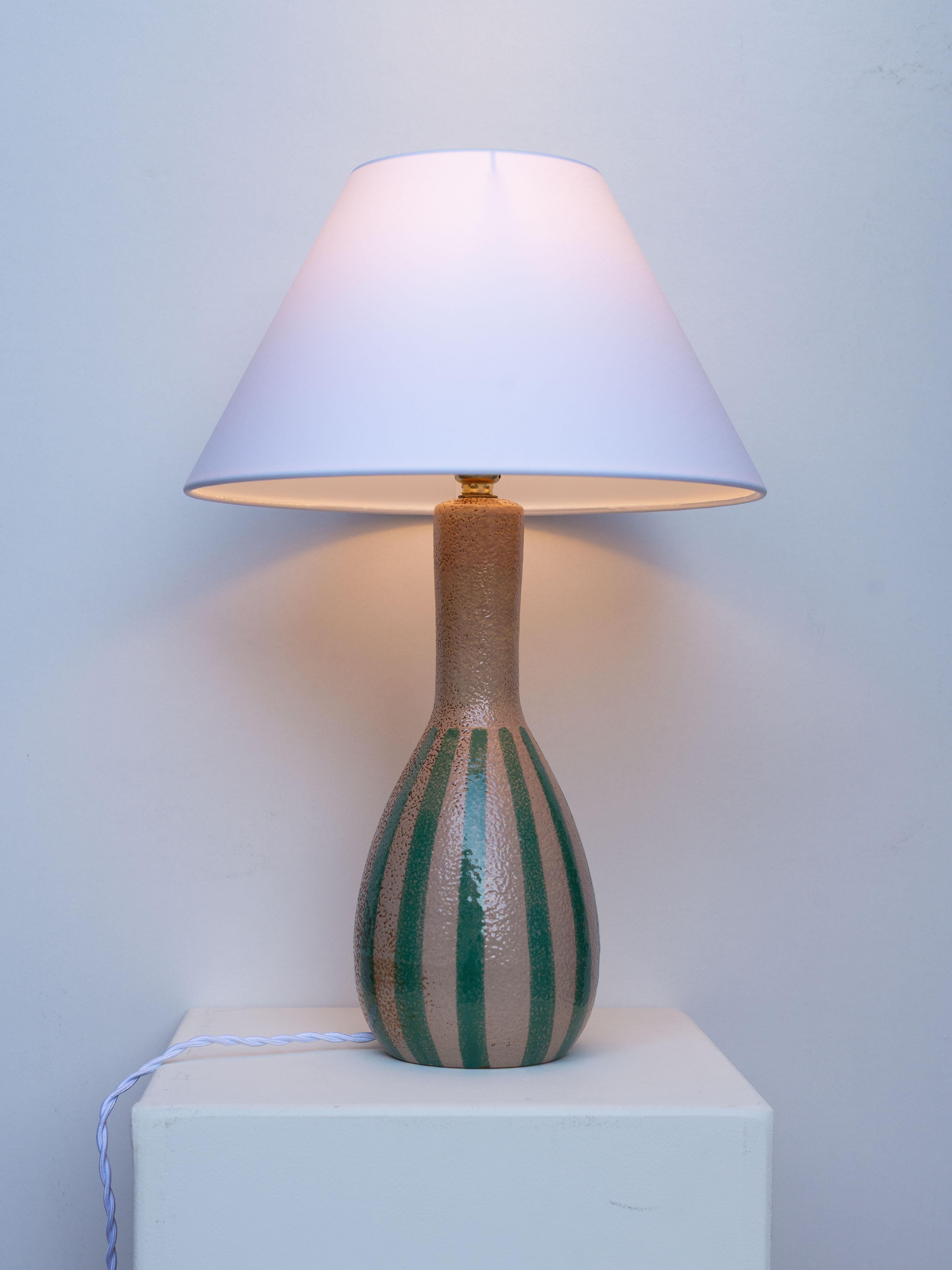 Lámpara de sobremesa de cerámica de mediados de siglo - Esmalte a rayas marrón y verde - Bélgica, años 60 en venta 1