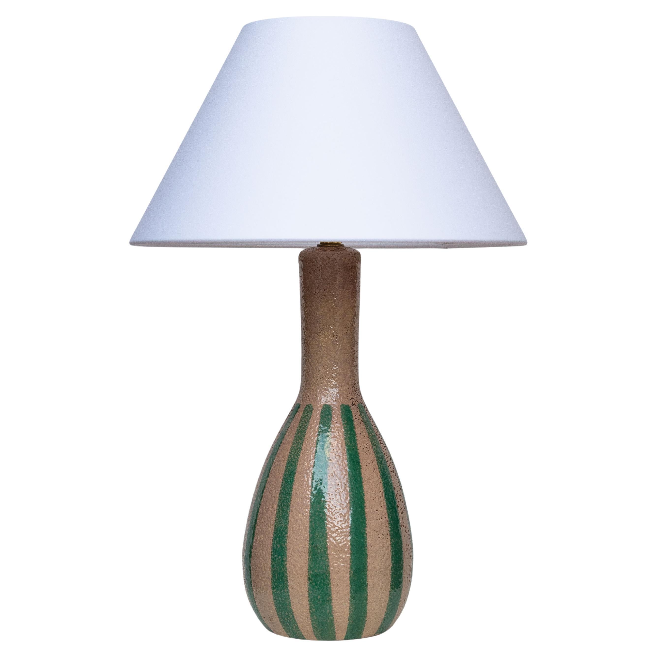 Lámpara de sobremesa de cerámica de mediados de siglo - Esmalte a rayas marrón y verde - Bélgica, años 60 en venta