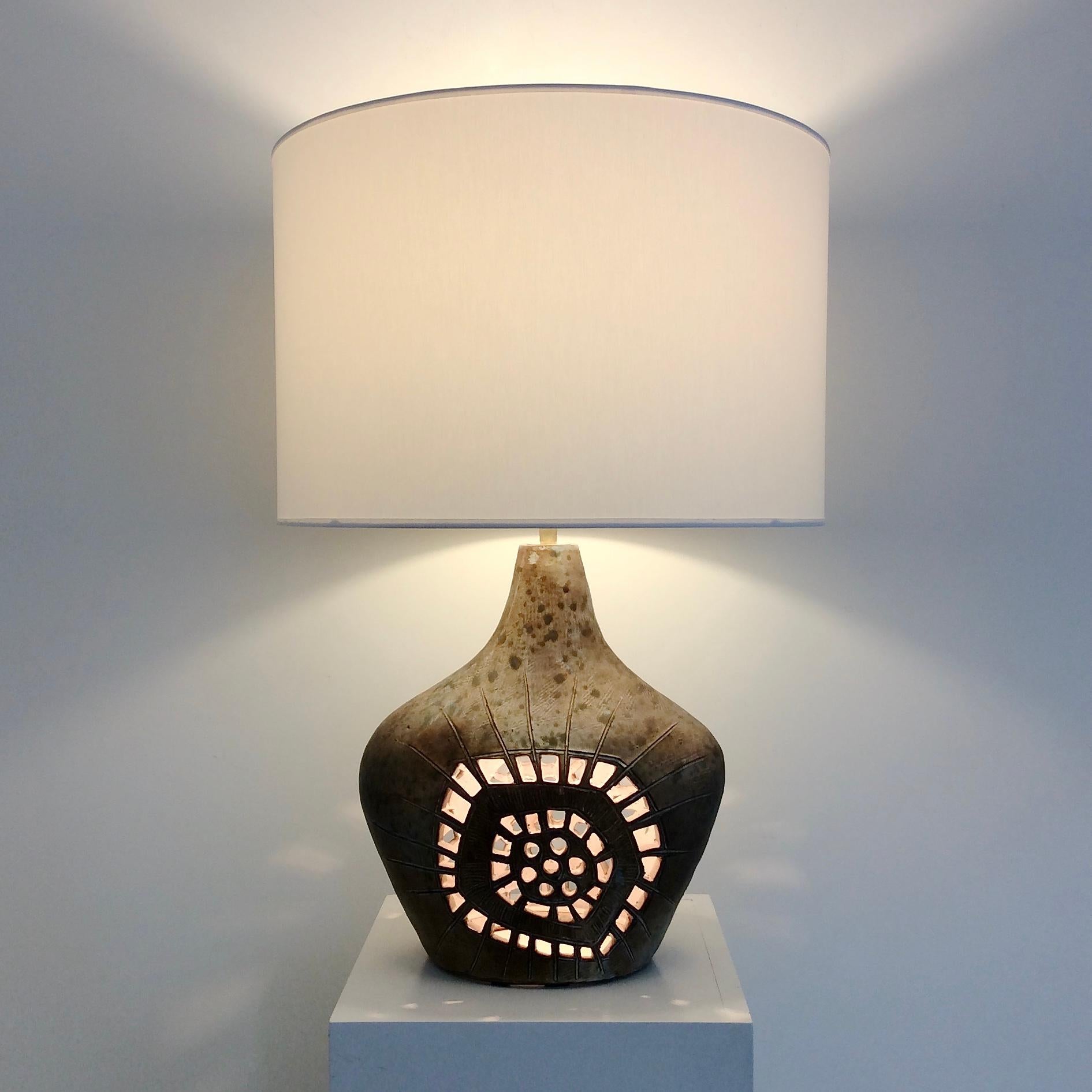 Nice Agnes Escala ceramic table lamp, circa 1970, France.
Incised stoneware, new fabric shade.
2 Lights, rewired.
Dimensions: 64 cm total height, diameter of the shade: 43 cm. Height of the ceramic alone: 34 cm.
All purchases are covered by our
