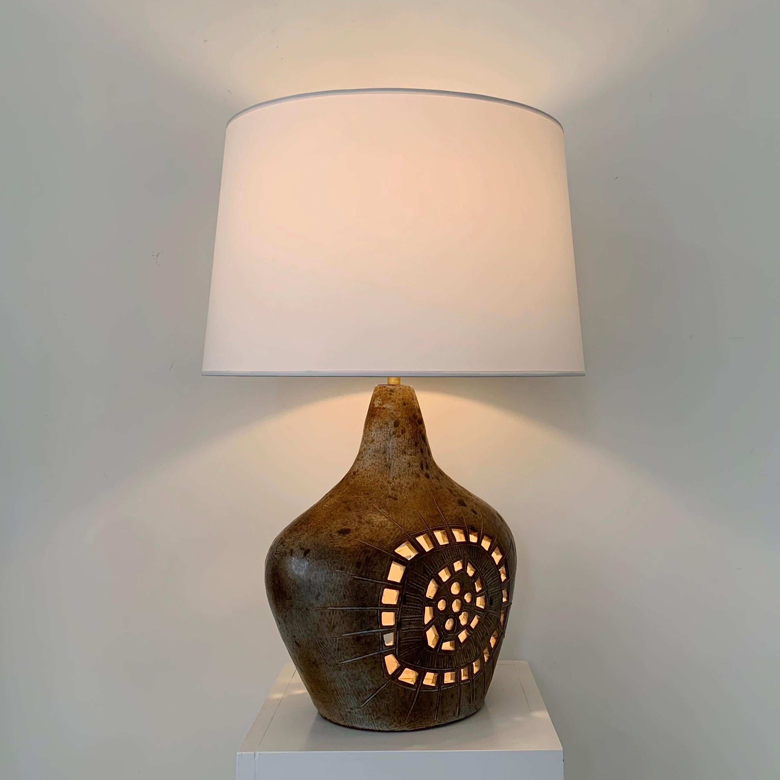 Lampe de table en céramique du milieu du siècle par Agnes Escala, vers 1970, France. Bon état - En vente à Brussels, BE