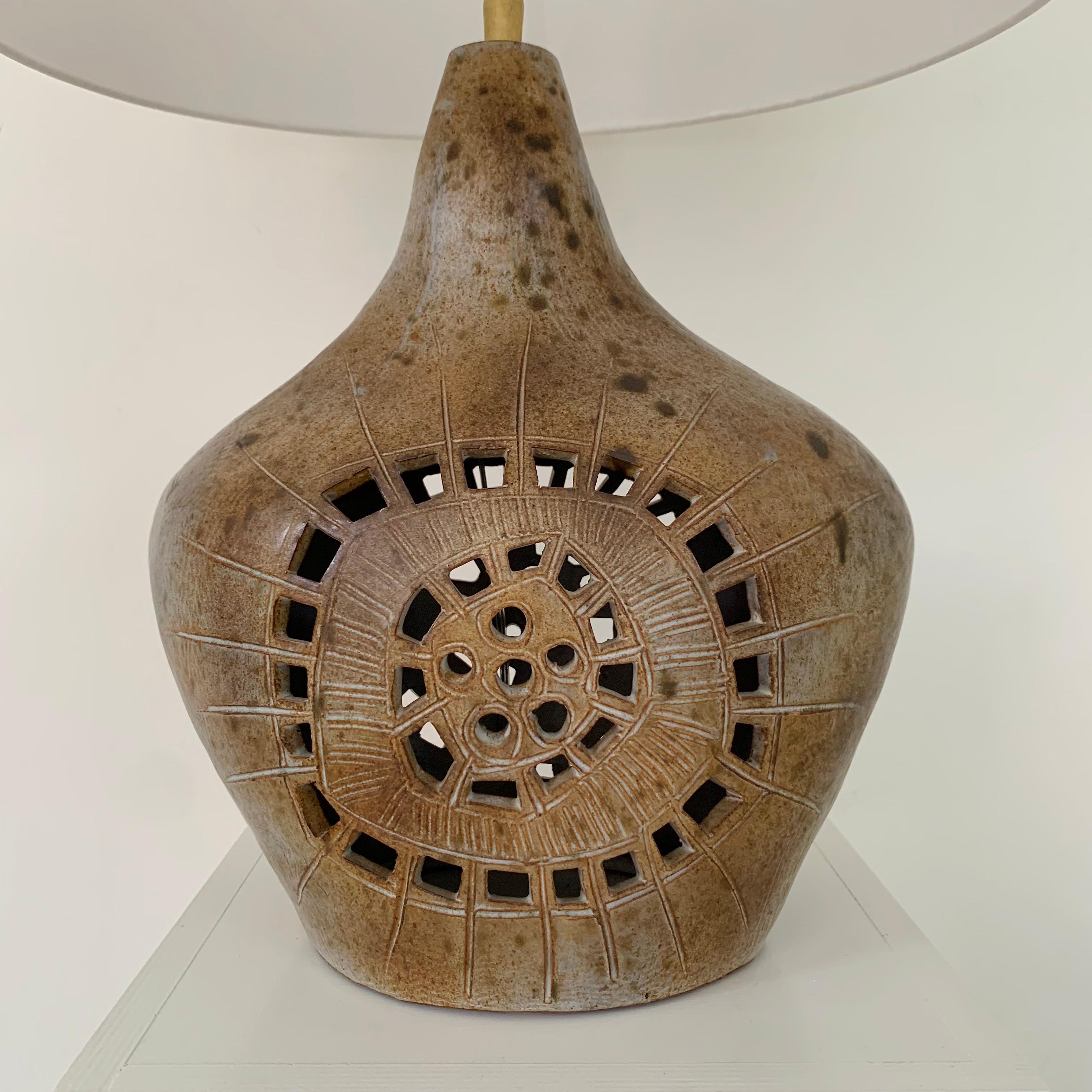 Mid-Century Ceramic Table Lamp by Agnes Escala, circa 1970, France. 3
