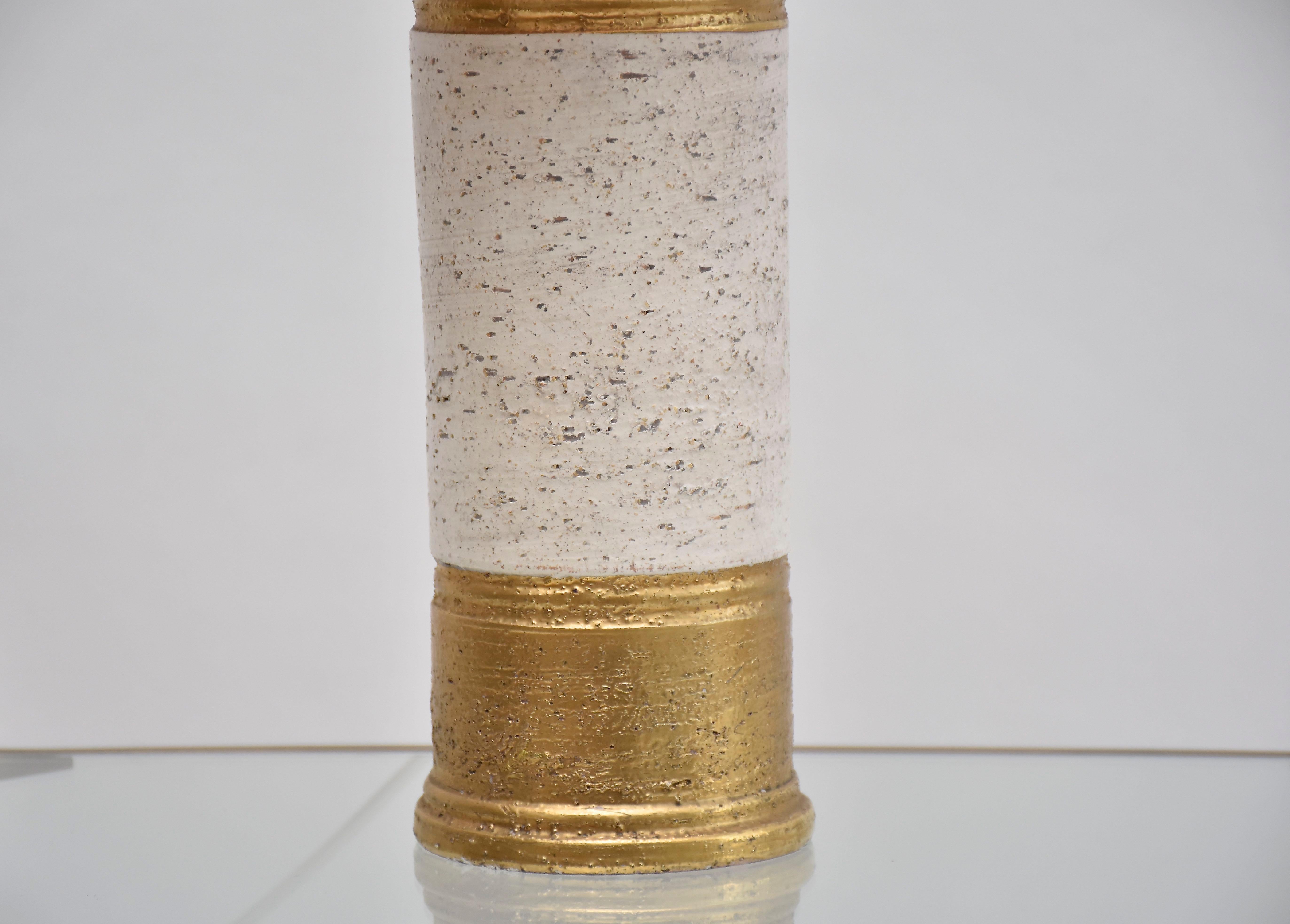 Magnifique lampe de table en céramique conçue par Bitossi pour Bergboms- Suède.
Cette jolie lampe a une base et un dessus émaillés or avec au centre une texture 