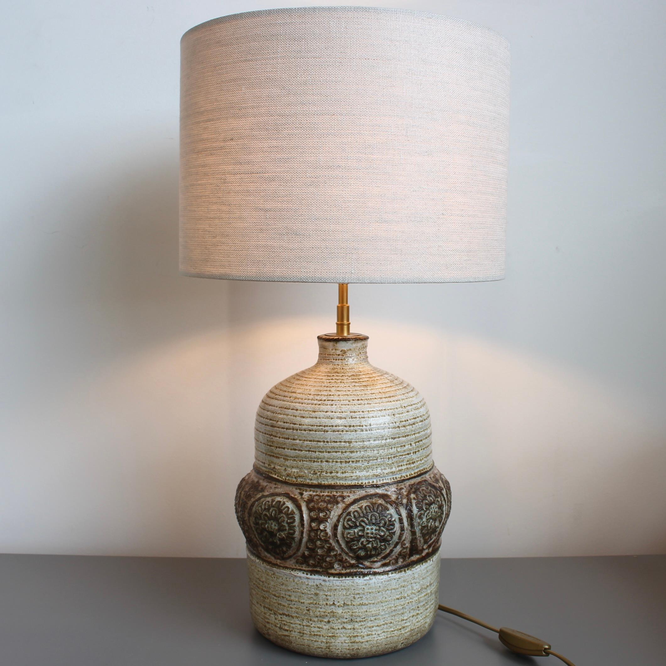 Lampada da tavolo in ceramica smaltata della metà del secolo scorso (circa anni '70) di Marcel Giraud, Vallauris, Francia. Un pezzo dalla graziosa forma di bottiglia allungata con centro largo in una base color gesso che si assottiglia verso l'alto.