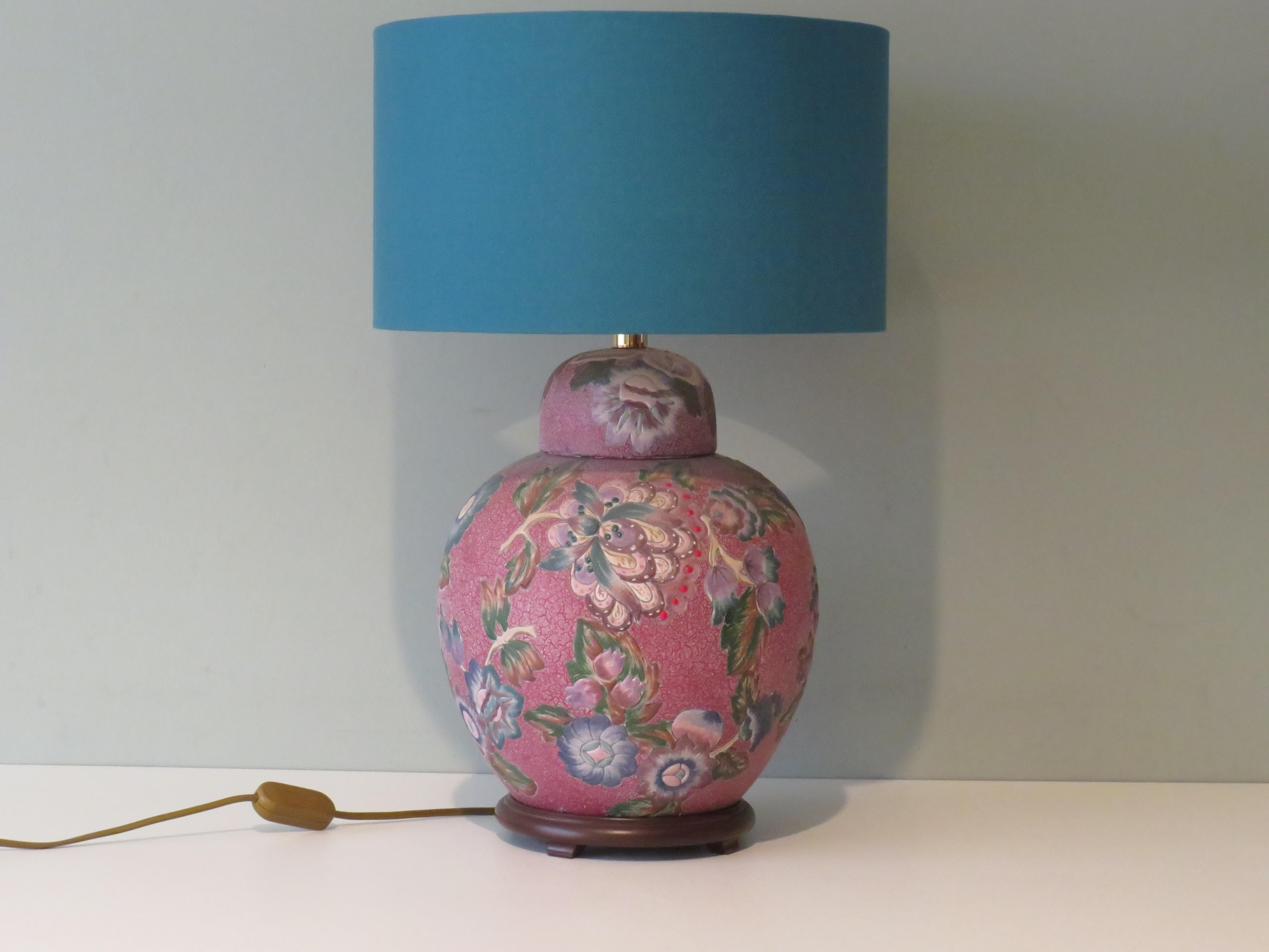 The ceramic lamp base with floral motif is fitted with a new, round, custom-made and handmade lampshade in blue-green fabric.
The lamp is equipped with 1 E 27 fitting and a gold-colored cord with gold-colored on and off button and plug.
The lamp