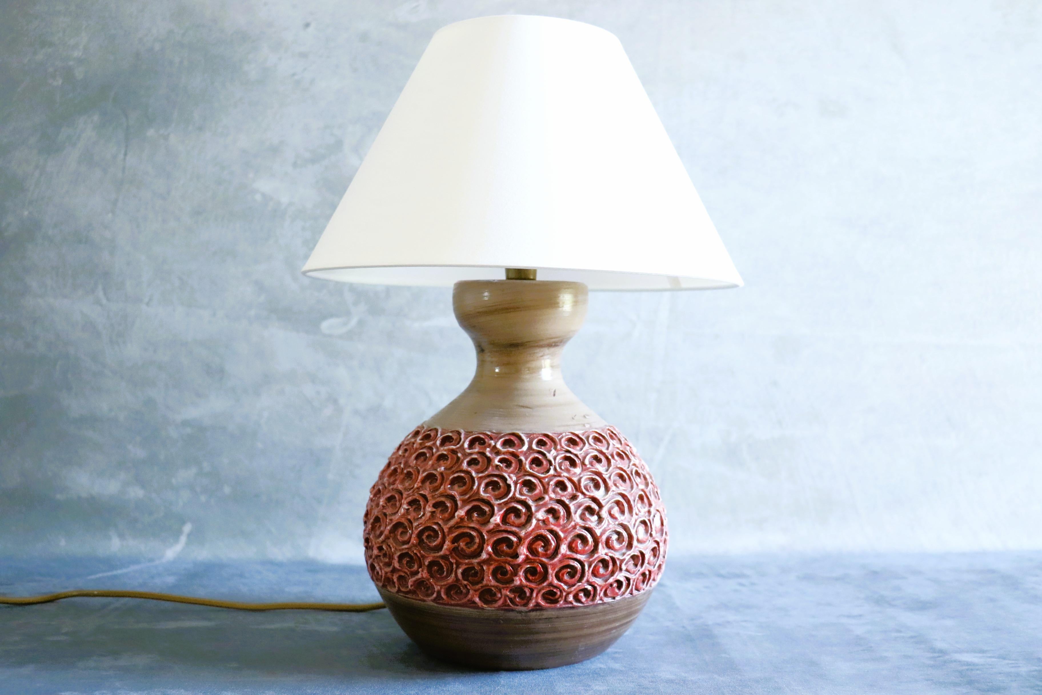 Mid-Century Ceramic Table Lamp by Romacrea, Rome, Italy, 1960s

Mid-Century Ceramic Table Lamp by Romacrea, Rome, Italy, 1960s

This elegant table lamp was handcrafted in the 1960s by Fabrica Romacrea, a renowned ceramic workshop based in Rome,